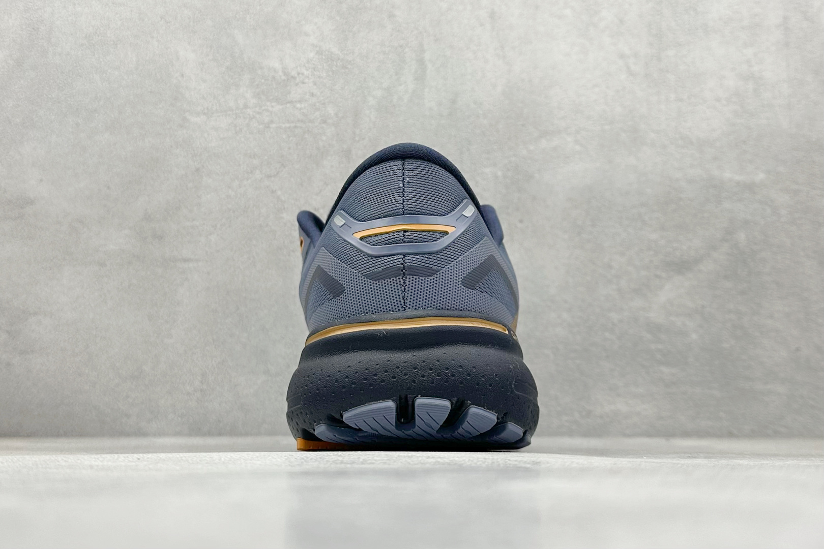 💰200
Brooks Ghost 15代 布鲁克斯 系列低帮透气缓震支撑休闲运动慢跑鞋
#采用改进工程空气网眼组合热熔工艺 鞋面材质搭载DNA LOFT V2密度泡棉缓震系统 中底外置防滑耐磨橡胶底片 回归个性化跑姿
货号:110393 1D 025
尺码:36-46
编码:31