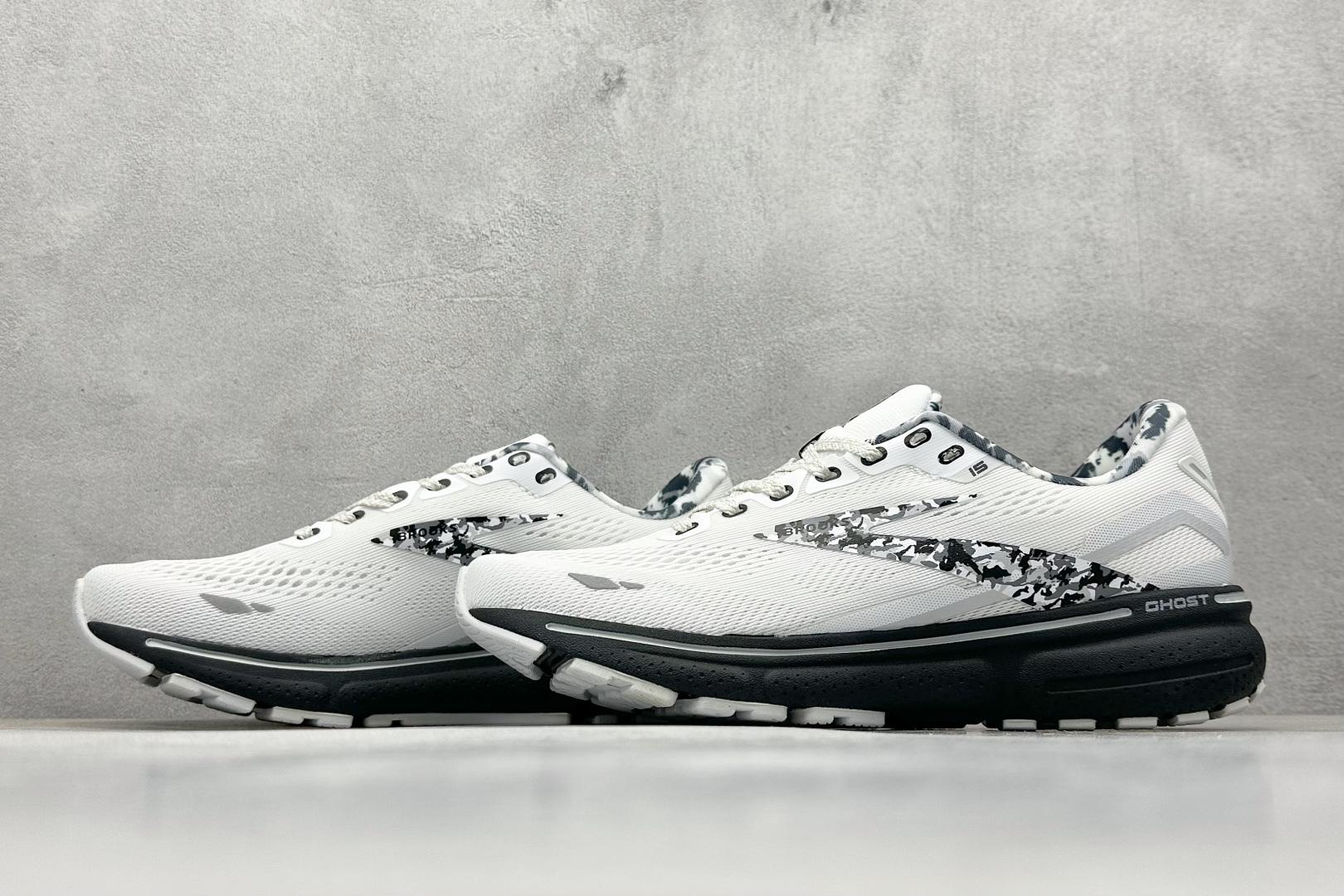 💰200 
Brooks Ghost 15代 布鲁克斯 系列低帮透气缓震支撑休闲运动慢跑鞋
#采用改进工程空气网眼组合热熔工艺 鞋面材质搭载DNA LOFT V2密度泡棉缓震系统 中底外置防滑耐磨橡胶底片 回归个性化跑姿

货号：120380 1B 149
尺码：36-46
编码：31