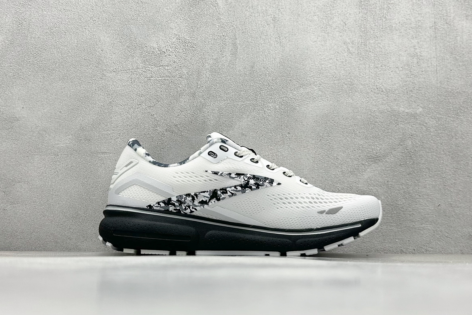 💰200 
Brooks Ghost 15代 布鲁克斯 系列低帮透气缓震支撑休闲运动慢跑鞋
#采用改进工程空气网眼组合热熔工艺 鞋面材质搭载DNA LOFT V2密度泡棉缓震系统 中底外置防滑耐磨橡胶底片 回归个性化跑姿

货号：120380 1B 149
尺码：36-46
编码：31