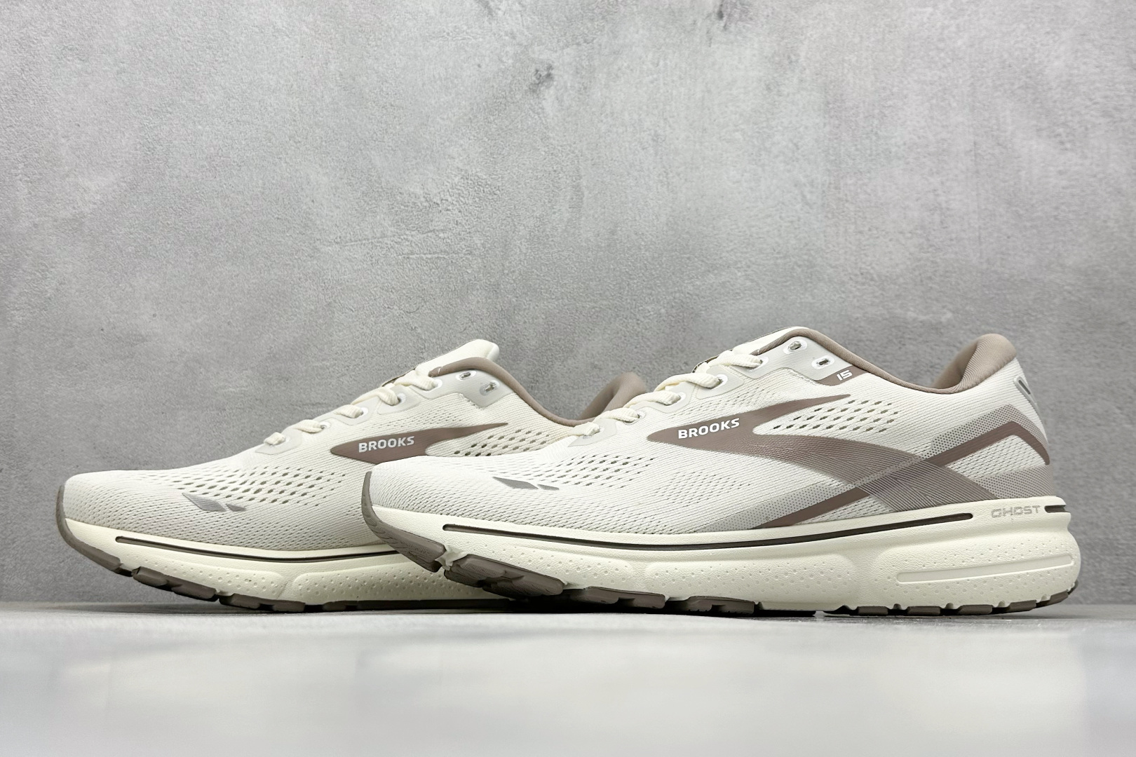 💰200
Brooks Ghost 15代 布鲁克斯 系列低帮透气缓震支撑休闲运动慢跑鞋
#采用改进工程空气网眼组合热熔工艺 鞋面材质搭载DNA LOFT V2密度泡棉缓震系统 中底外置防滑耐磨橡胶底片 回归个性化跑姿
货号:110393 1D 112
尺码:36-46
编码:31