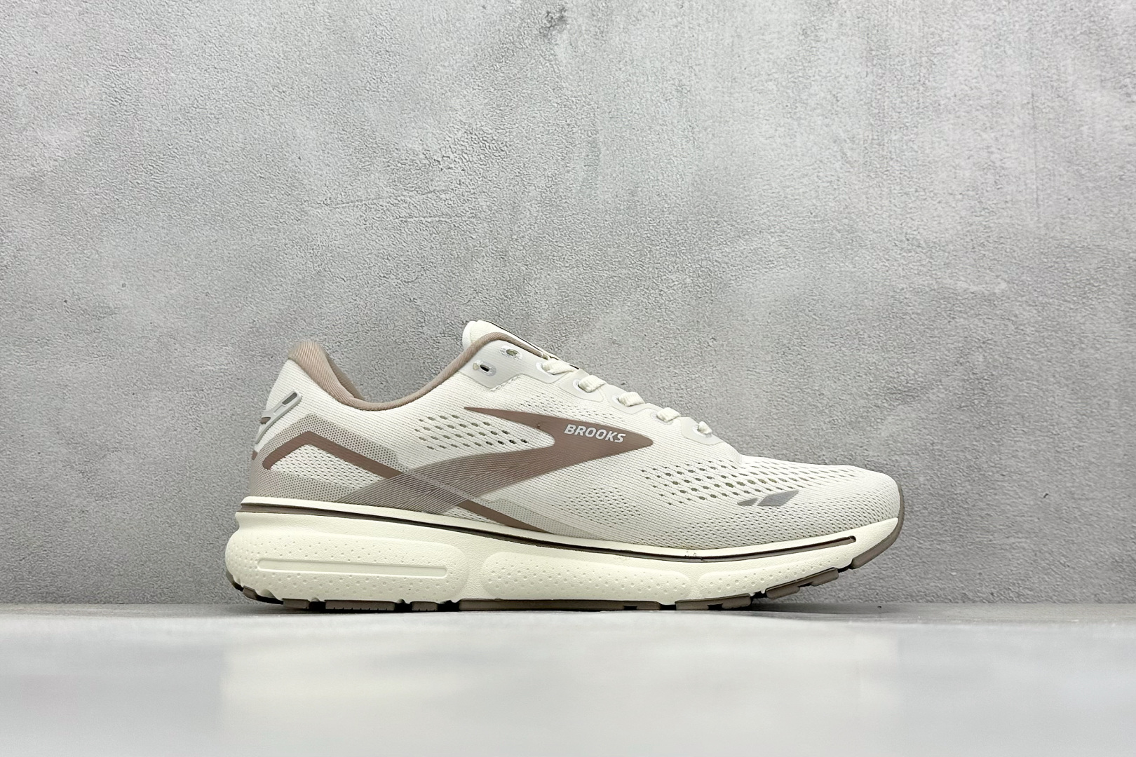 💰200
Brooks Ghost 15代 布鲁克斯 系列低帮透气缓震支撑休闲运动慢跑鞋
#采用改进工程空气网眼组合热熔工艺 鞋面材质搭载DNA LOFT V2密度泡棉缓震系统 中底外置防滑耐磨橡胶底片 回归个性化跑姿
货号:110393 1D 112
尺码:36-46
编码:31