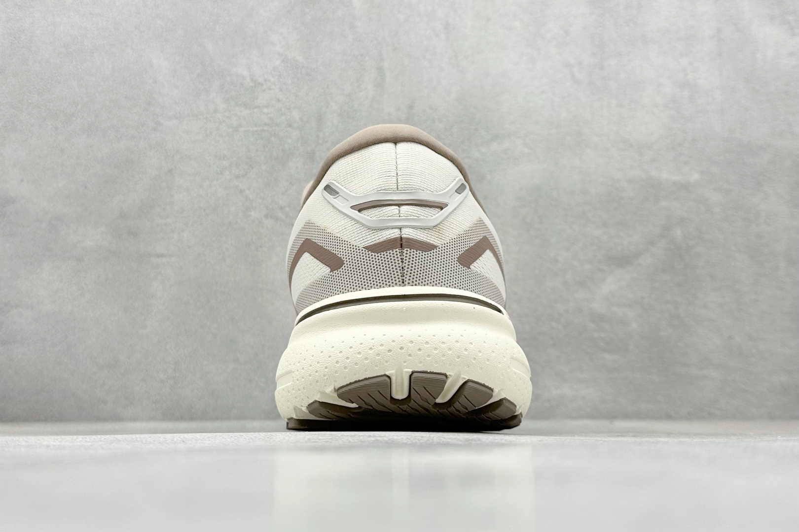 💰200
Brooks Ghost 15代 布鲁克斯 系列低帮透气缓震支撑休闲运动慢跑鞋
#采用改进工程空气网眼组合热熔工艺 鞋面材质搭载DNA LOFT V2密度泡棉缓震系统 中底外置防滑耐磨橡胶底片 回归个性化跑姿
货号:110393 1D 112
尺码:36-46
编码:31