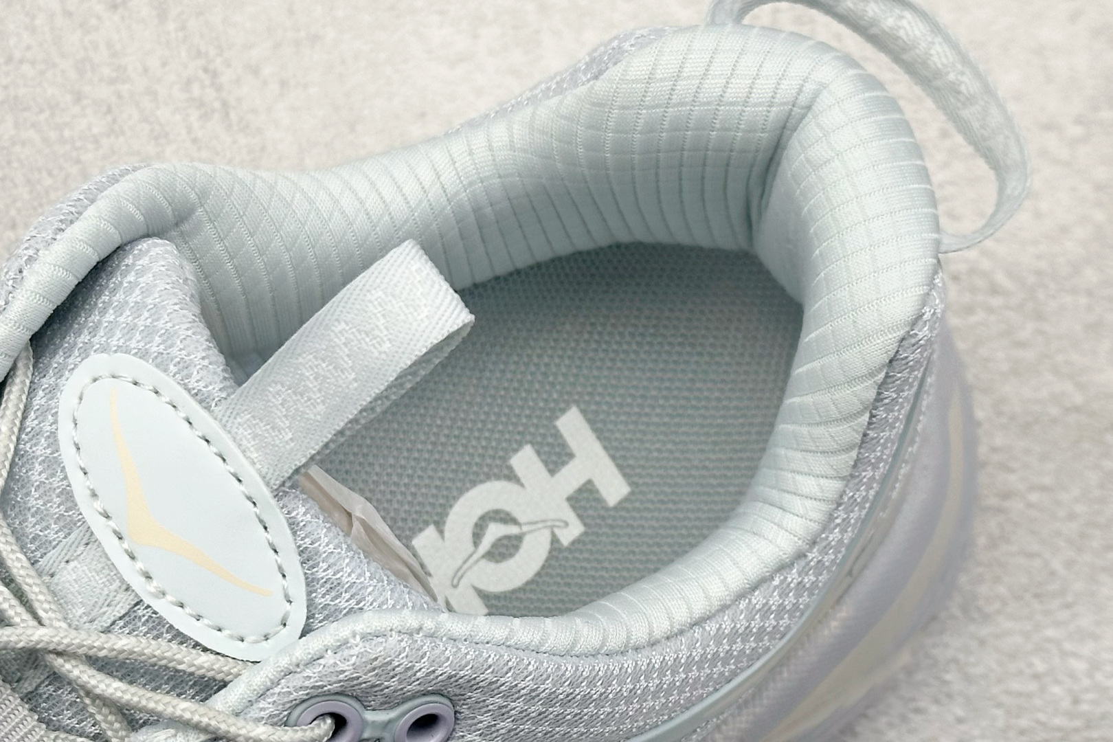 💰200
Hoka Mafate Speed 2 马法特二代超轻厚底轻量山地跑步鞋
#轻量化材料Fresh Foam。超轻量中底全部用料过3C认证! 滚动平衡科技减少33%能量消耗 !第二代Mafate更是延续精髓设计,并调整了整体的鞋型,修身的鞋型,更加灵巧的感觉一下子来了。外底韧弹感十足的EVA泡绵,结合Vibram橡胶大底,性能稳定输出,无论是平时穿着还是在潮湿的梅雨季节跑步,都是非常优秀的搭配。
货号:1141572
尺码:36 36.5 37 38 38.5 39 40 40.5 41 42 42.5 43 44 45
编码:29