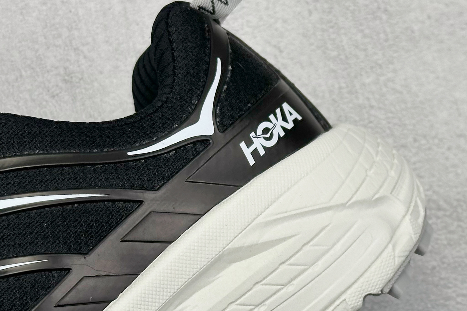 💰200
Hoka Mafate Speed 2 马法特二代超轻厚底轻量山地跑步鞋
#轻量化材料Fresh Foam。超轻量中底全部用料过3C认证! 滚动平衡科技减少33%能量消耗 !第二代Mafate更是延续精髓设计,并调整了整体的鞋型,修身的鞋型,更加灵巧的感觉一下子来了。外底韧弹感十足的EVA泡绵,结合Vibram橡胶大底,性能稳定输出,无论是平时穿着还是在潮湿的梅雨季节跑步,都是非常优秀的搭配。
货号:1141572
尺码:36 36.5 37 38 38.5 39 40 40.5 41 42 42.5 43 44 45
编码:29