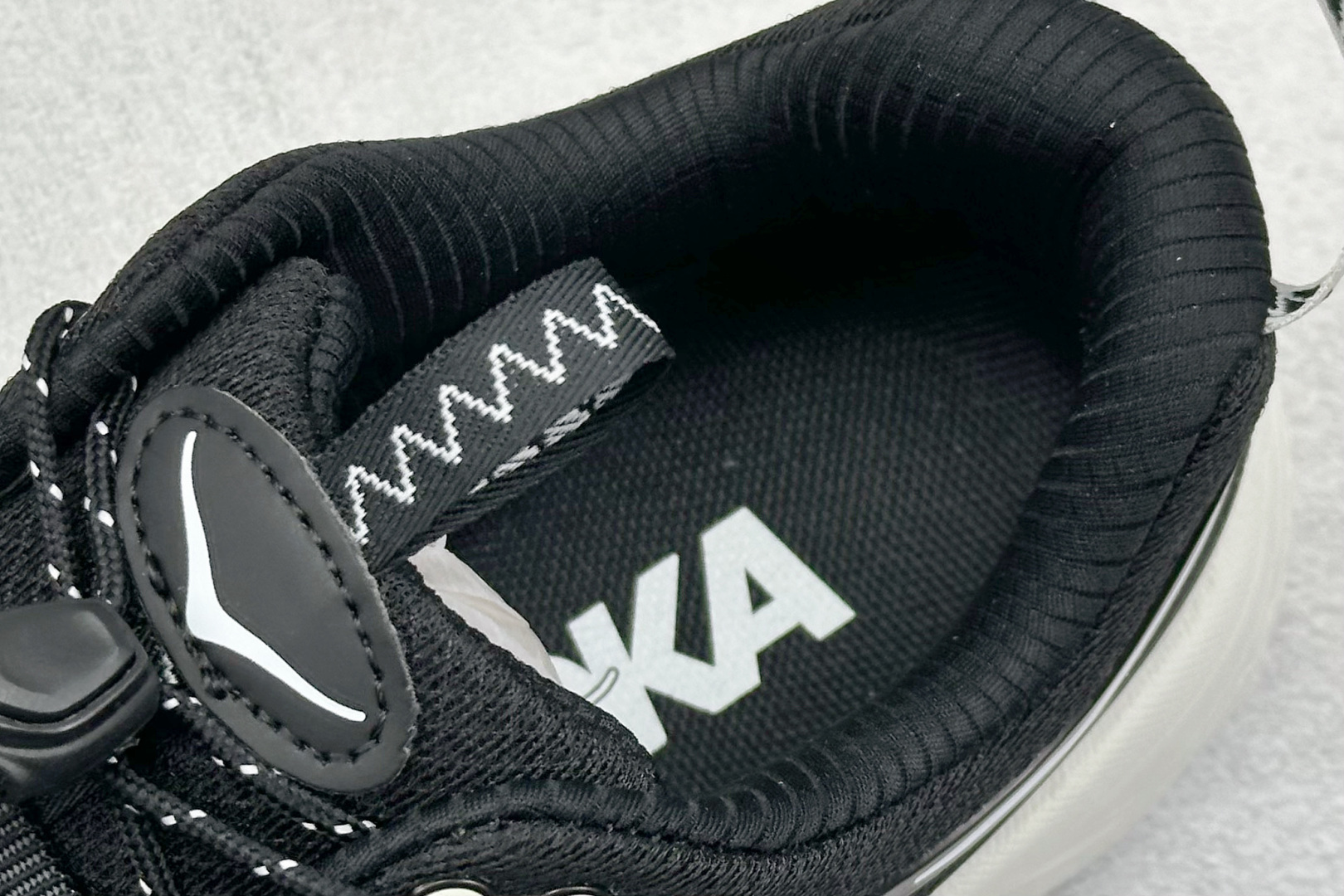 💰200
Hoka Mafate Speed 2 马法特二代超轻厚底轻量山地跑步鞋
#轻量化材料Fresh Foam。超轻量中底全部用料过3C认证! 滚动平衡科技减少33%能量消耗 !第二代Mafate更是延续精髓设计,并调整了整体的鞋型,修身的鞋型,更加灵巧的感觉一下子来了。外底韧弹感十足的EVA泡绵,结合Vibram橡胶大底,性能稳定输出,无论是平时穿着还是在潮湿的梅雨季节跑步,都是非常优秀的搭配。
货号:1141572
尺码:36 36.5 37 38 38.5 39 40 40.5 41 42 42.5 43 44 45
编码:29