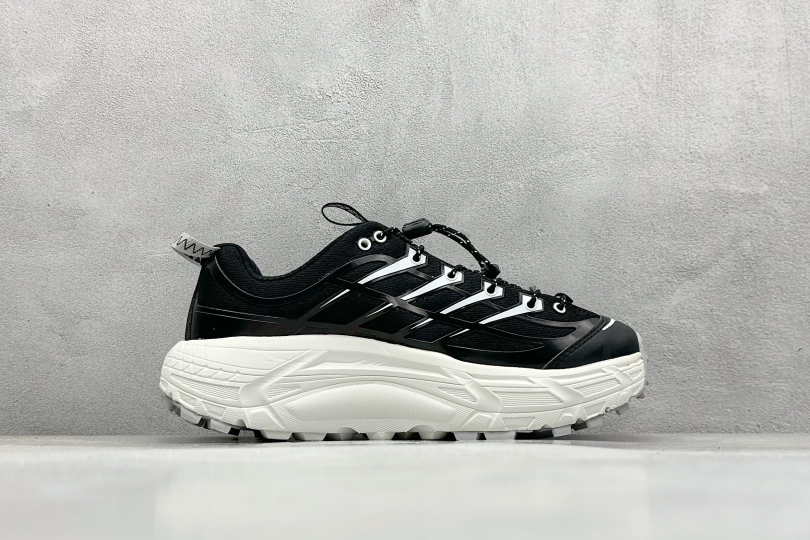 💰200
Hoka Mafate Speed 2 马法特二代超轻厚底轻量山地跑步鞋
#轻量化材料Fresh Foam。超轻量中底全部用料过3C认证! 滚动平衡科技减少33%能量消耗 !第二代Mafate更是延续精髓设计,并调整了整体的鞋型,修身的鞋型,更加灵巧的感觉一下子来了。外底韧弹感十足的EVA泡绵,结合Vibram橡胶大底,性能稳定输出,无论是平时穿着还是在潮湿的梅雨季节跑步,都是非常优秀的搭配。
货号:1141572
尺码:36 36.5 37 38 38.5 39 40 40.5 41 42 42.5 43 44 45
编码:29