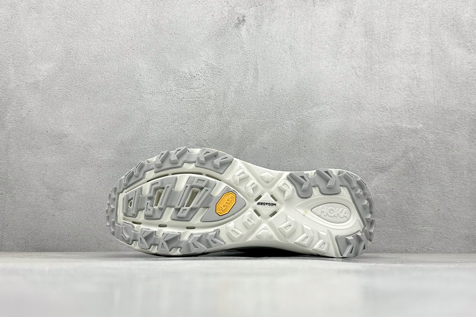 💰200
Hoka Mafate Speed 2 马法特二代超轻厚底轻量山地跑步鞋
#轻量化材料Fresh Foam。超轻量中底全部用料过3C认证! 滚动平衡科技减少33%能量消耗 !第二代Mafate更是延续精髓设计,并调整了整体的鞋型,修身的鞋型,更加灵巧的感觉一下子来了。外底韧弹感十足的EVA泡绵,结合Vibram橡胶大底,性能稳定输出,无论是平时穿着还是在潮湿的梅雨季节跑步,都是非常优秀的搭配。
货号:1141572
尺码:36 36.5 37 38 38.5 39 40 40.5 41 42 42.5 43 44 45
编码:29