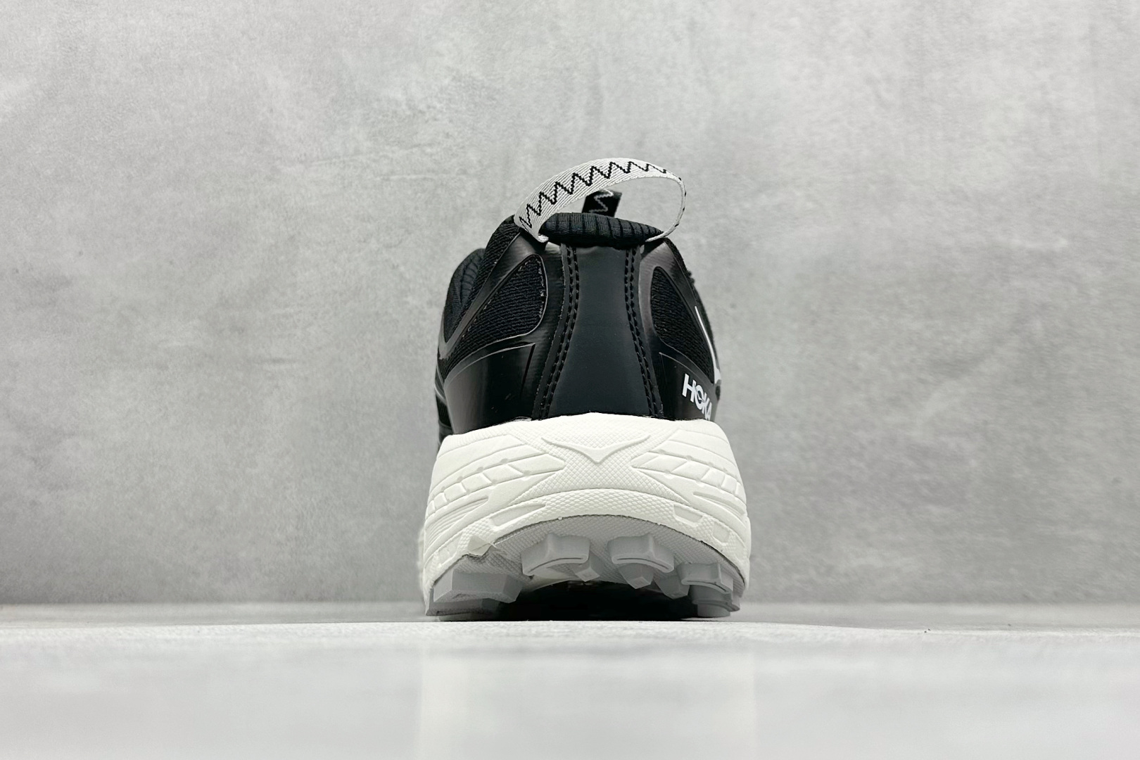 💰200
Hoka Mafate Speed 2 马法特二代超轻厚底轻量山地跑步鞋
#轻量化材料Fresh Foam。超轻量中底全部用料过3C认证! 滚动平衡科技减少33%能量消耗 !第二代Mafate更是延续精髓设计,并调整了整体的鞋型,修身的鞋型,更加灵巧的感觉一下子来了。外底韧弹感十足的EVA泡绵,结合Vibram橡胶大底,性能稳定输出,无论是平时穿着还是在潮湿的梅雨季节跑步,都是非常优秀的搭配。
货号:1141572
尺码:36 36.5 37 38 38.5 39 40 40.5 41 42 42.5 43 44 45
编码:29