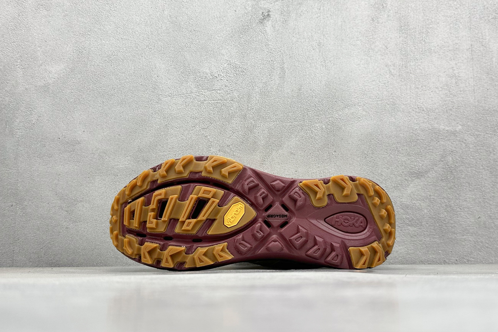 💰200
Hoka Mafate Speed 2 马法特二代超轻厚底轻量山地跑步鞋
#轻量化材料Fresh Foam。超轻量中底全部用料过3C认证! 滚动平衡科技减少33%能量消耗 !第二代Mafate更是延续精髓设计,并调整了整体的鞋型,修身的鞋型,更加灵巧的感觉一下子来了。外底韧弹感十足的EVA泡绵,结合Vibram橡胶大底,性能稳定输出,无论是平时穿着还是在潮湿的梅雨季节跑步,都是非常优秀的搭配。
货号:1141572
尺码:36 36.5 37 38 38.5 39 40 40.5 41 42 42.5 43 44 45
编码:29