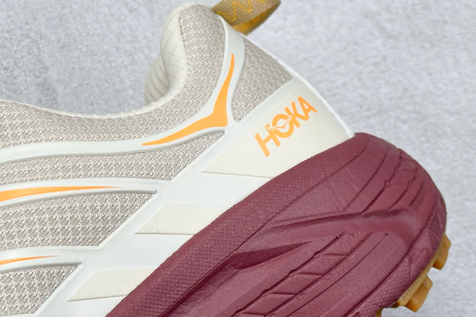 💰200
Hoka Mafate Speed 2 马法特二代超轻厚底轻量山地跑步鞋
#轻量化材料Fresh Foam。超轻量中底全部用料过3C认证! 滚动平衡科技减少33%能量消耗 !第二代Mafate更是延续精髓设计,并调整了整体的鞋型,修身的鞋型,更加灵巧的感觉一下子来了。外底韧弹感十足的EVA泡绵,结合Vibram橡胶大底,性能稳定输出,无论是平时穿着还是在潮湿的梅雨季节跑步,都是非常优秀的搭配。
货号:1141572
尺码:36 36.5 37 38 38.5 39 40 40.5 41 42 42.5 43 44 45
编码:29