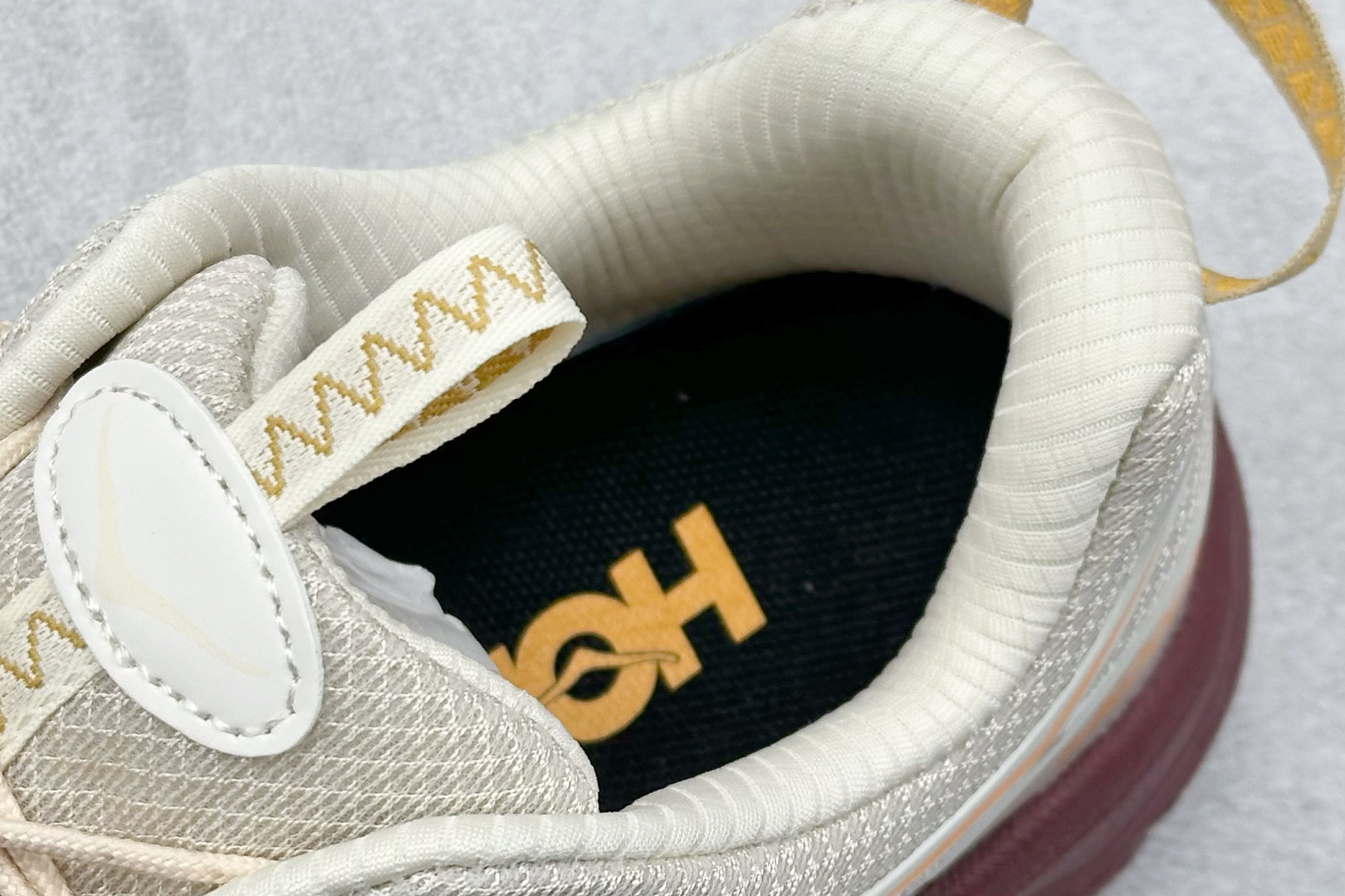 💰200
Hoka Mafate Speed 2 马法特二代超轻厚底轻量山地跑步鞋
#轻量化材料Fresh Foam。超轻量中底全部用料过3C认证! 滚动平衡科技减少33%能量消耗 !第二代Mafate更是延续精髓设计,并调整了整体的鞋型,修身的鞋型,更加灵巧的感觉一下子来了。外底韧弹感十足的EVA泡绵,结合Vibram橡胶大底,性能稳定输出,无论是平时穿着还是在潮湿的梅雨季节跑步,都是非常优秀的搭配。
货号:1141572
尺码:36 36.5 37 38 38.5 39 40 40.5 41 42 42.5 43 44 45
编码:29