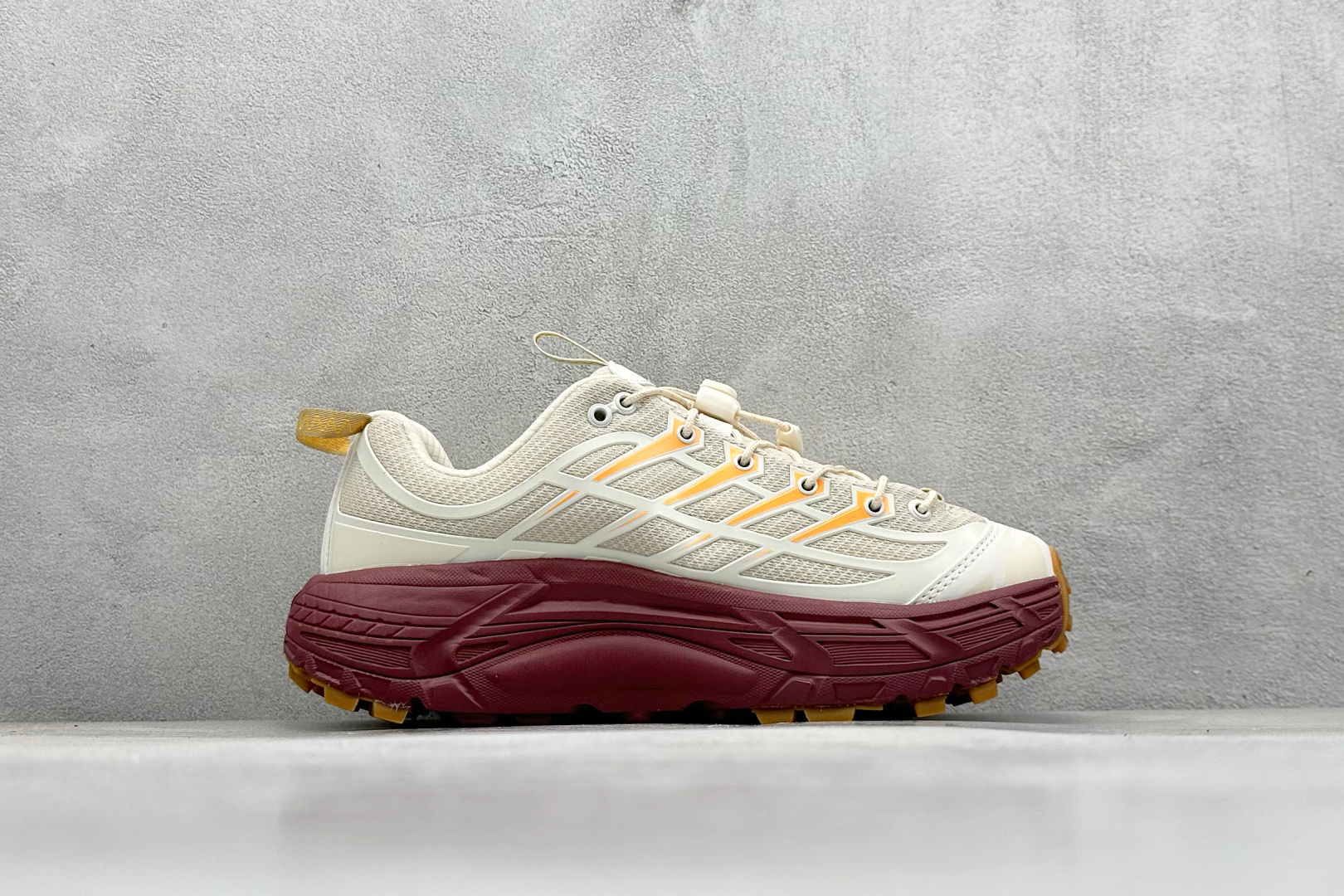 💰200
Hoka Mafate Speed 2 马法特二代超轻厚底轻量山地跑步鞋
#轻量化材料Fresh Foam。超轻量中底全部用料过3C认证! 滚动平衡科技减少33%能量消耗 !第二代Mafate更是延续精髓设计,并调整了整体的鞋型,修身的鞋型,更加灵巧的感觉一下子来了。外底韧弹感十足的EVA泡绵,结合Vibram橡胶大底,性能稳定输出,无论是平时穿着还是在潮湿的梅雨季节跑步,都是非常优秀的搭配。
货号:1141572
尺码:36 36.5 37 38 38.5 39 40 40.5 41 42 42.5 43 44 45
编码:29