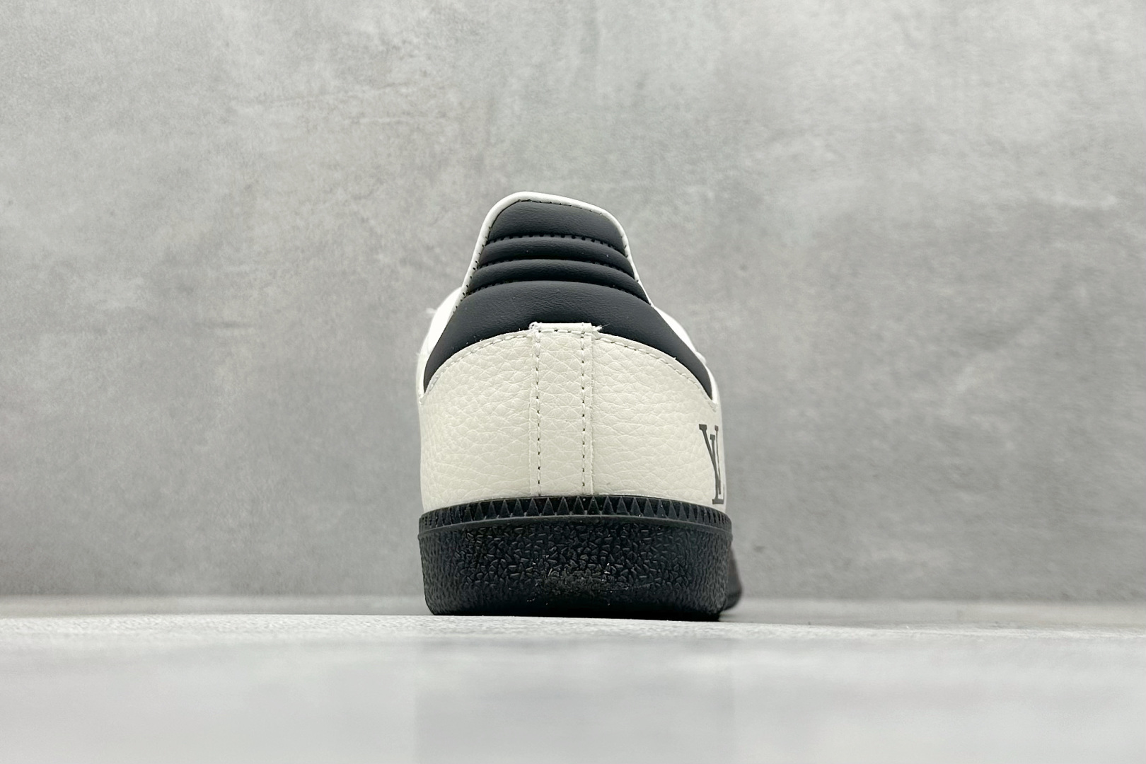 adidas originals Samba x Louis Vuitton 灰白 桑巴舞系列复古经典轻便板鞋 XR0001 adidas originals Samba x Louis Vuitton 灰白 桑巴舞系列复古经典轻便板鞋 XR0001