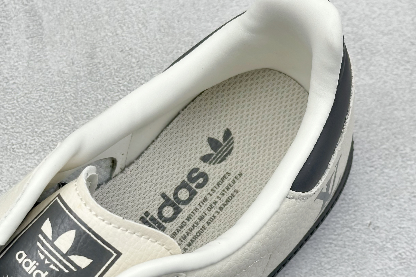 adidas originals Samba x Louis Vuitton 灰白 桑巴舞系列复古经典轻便板鞋 XR0001 adidas originals Samba x Louis Vuitton 灰白 桑巴舞系列复古经典轻便板鞋 XR0001