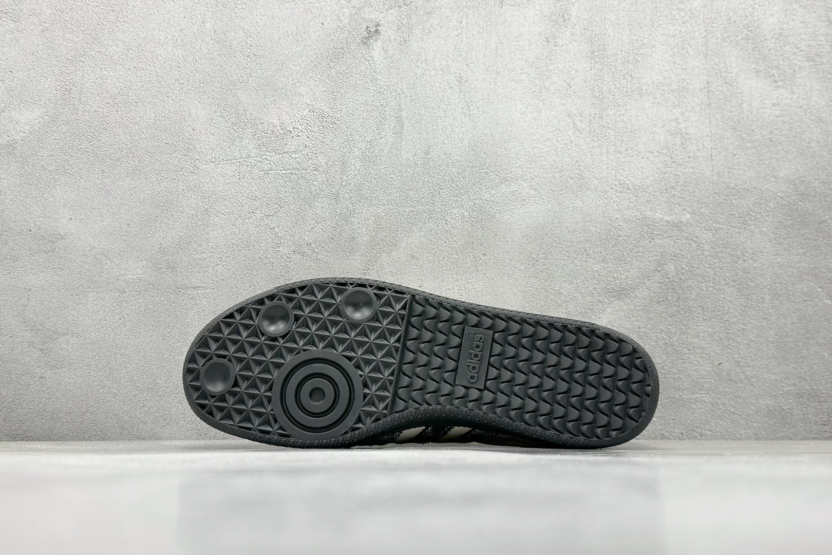 adidas originals Samba x Louis Vuitton 灰白 桑巴舞系列复古经典轻便板鞋 XR0001 adidas originals Samba x Louis Vuitton 灰白 桑巴舞系列复古经典轻便板鞋 XR0001