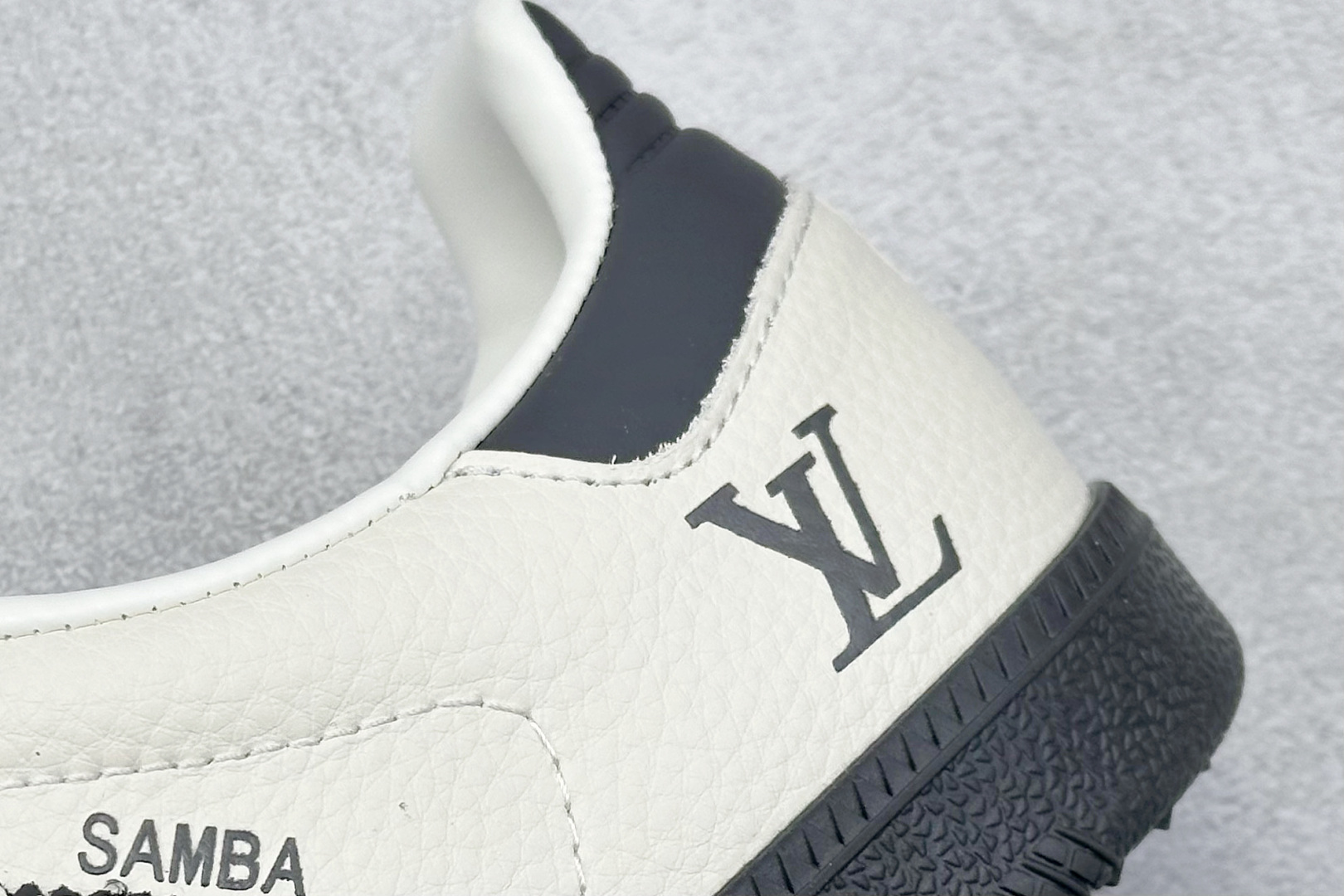 adidas originals Samba x Louis Vuitton 灰白 桑巴舞系列复古经典轻便板鞋 XR0001 adidas originals Samba x Louis Vuitton 灰白 桑巴舞系列复古经典轻便板鞋 XR0001