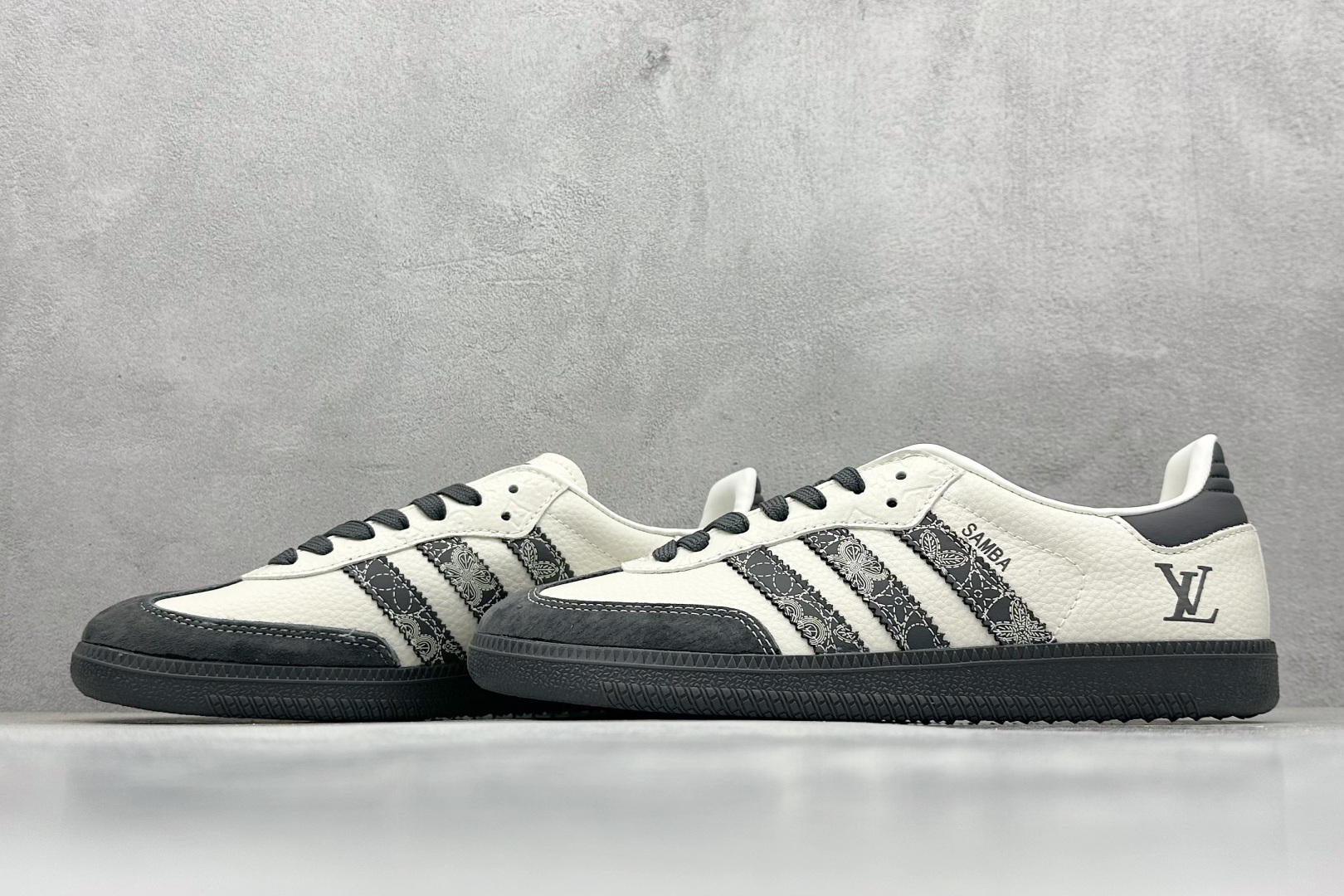 adidas originals Samba x Louis Vuitton 灰白 桑巴舞系列复古经典轻便板鞋 XR0001 adidas originals Samba x Louis Vuitton 灰白 桑巴舞系列复古经典轻便板鞋 XR0001