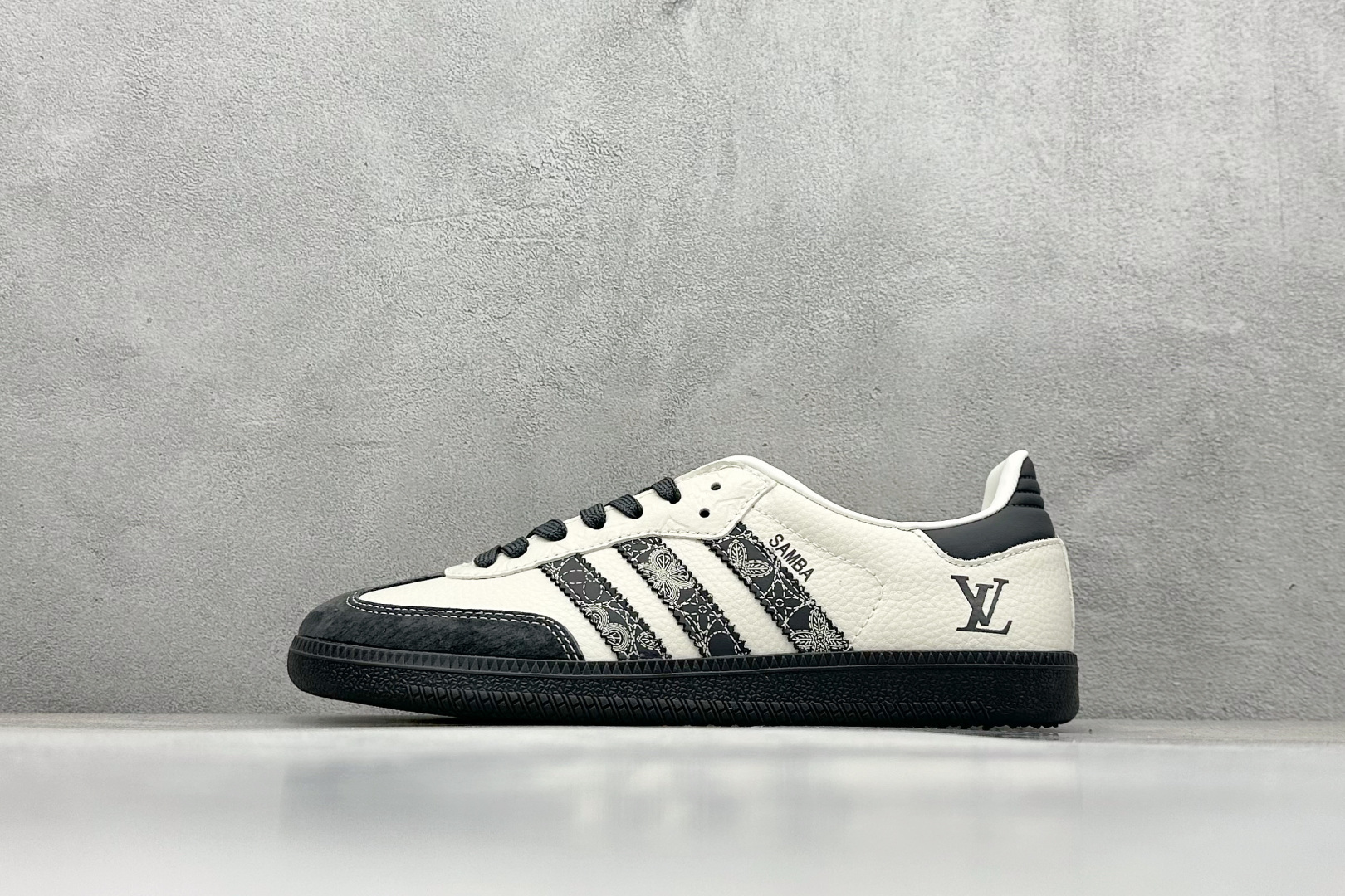 adidas originals Samba x Louis Vuitton 灰白 桑巴舞系列复古经典轻便板鞋 XR0001 adidas originals Samba x Louis Vuitton 灰白 桑巴舞系列复古经典轻便板鞋 XR0001