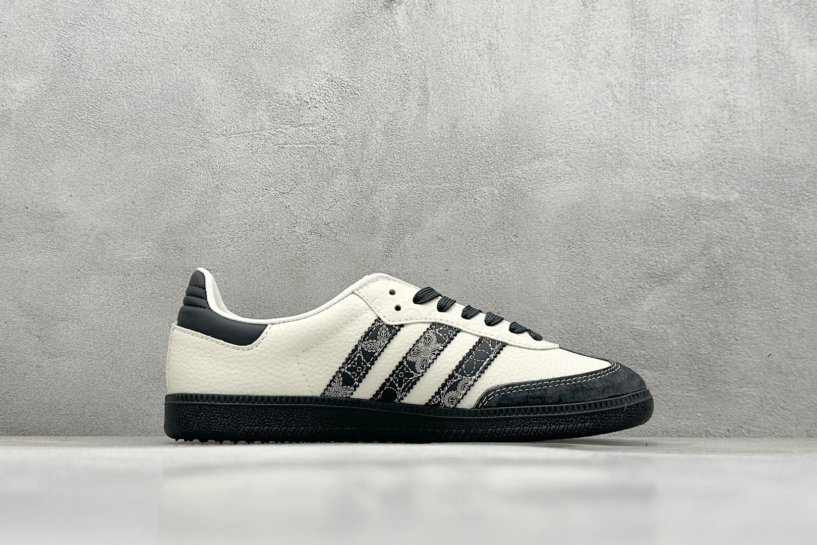 adidas originals Samba x Louis Vuitton 灰白 桑巴舞系列复古经典轻便板鞋 XR0001 adidas originals Samba x Louis Vuitton 灰白 桑巴舞系列复古经典轻便板鞋 XR0001