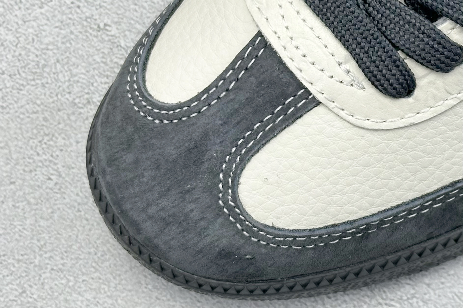 adidas originals Samba x Louis Vuitton 灰白 桑巴舞系列复古经典轻便板鞋 XR0001 adidas originals Samba x Louis Vuitton 灰白 桑巴舞系列复古经典轻便板鞋 XR0001