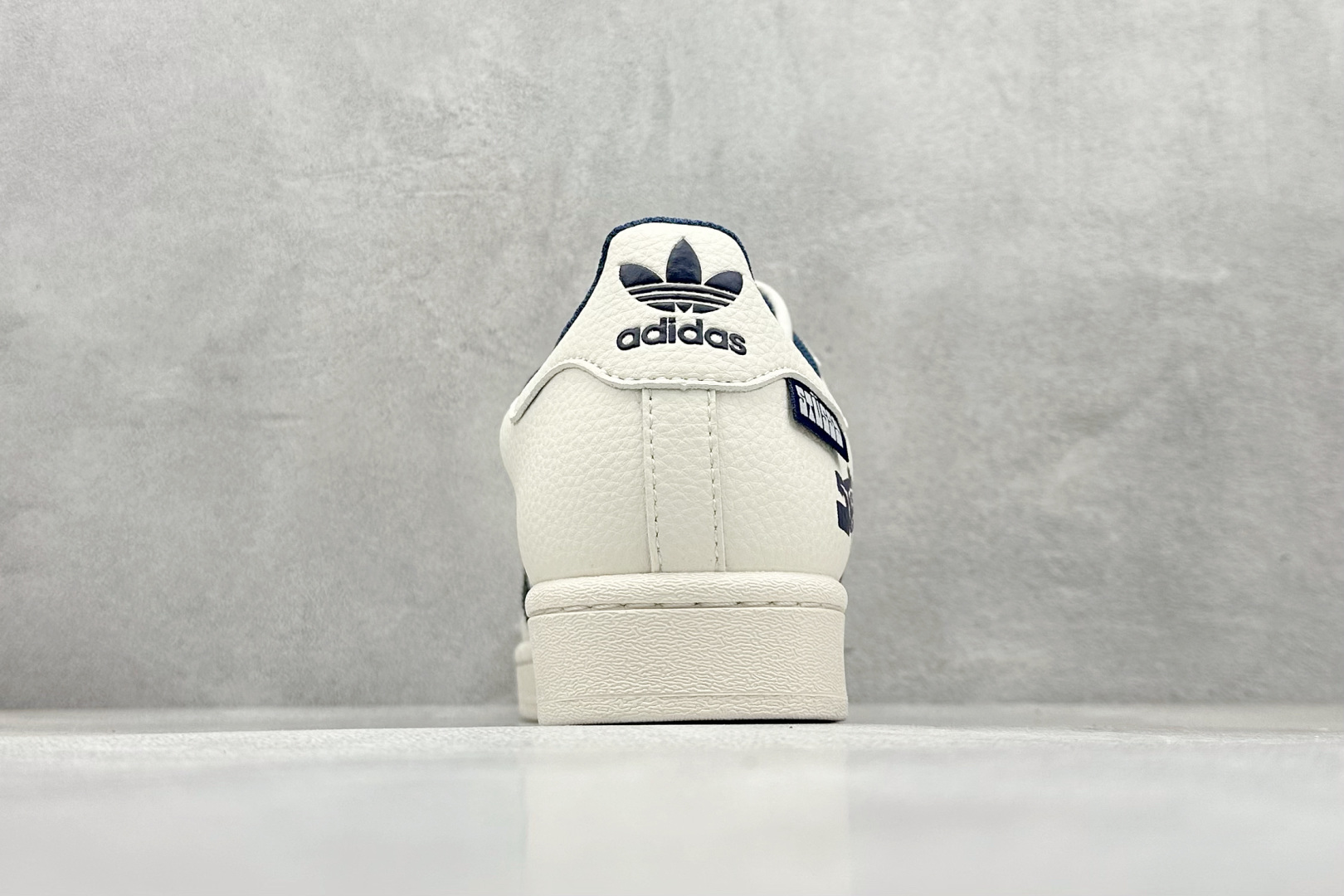 💰240
AD Originals Superstar x Stussy 白蓝
采用全新头层拼接皮革材质
后跟采用特色3D立体印字
渠道正品订单 诠释市场最高工艺水平
全鞋进口头层皮料打造
区别市面普通真标版本,进出专柜无压力
货号:HS3076
Size:36-45
编码:35