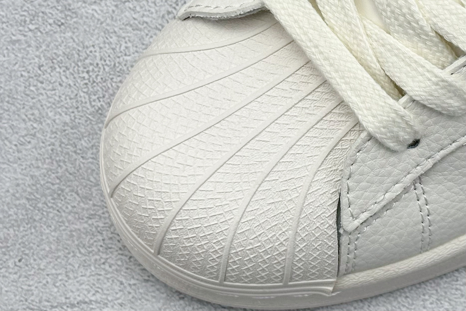 💰240
AD Originals Superstar x Stussy 白蓝
采用全新头层拼接皮革材质
后跟采用特色3D立体印字
渠道正品订单 诠释市场最高工艺水平
全鞋进口头层皮料打造
区别市面普通真标版本,进出专柜无压力
货号:HS3076
Size:36-45
编码:35