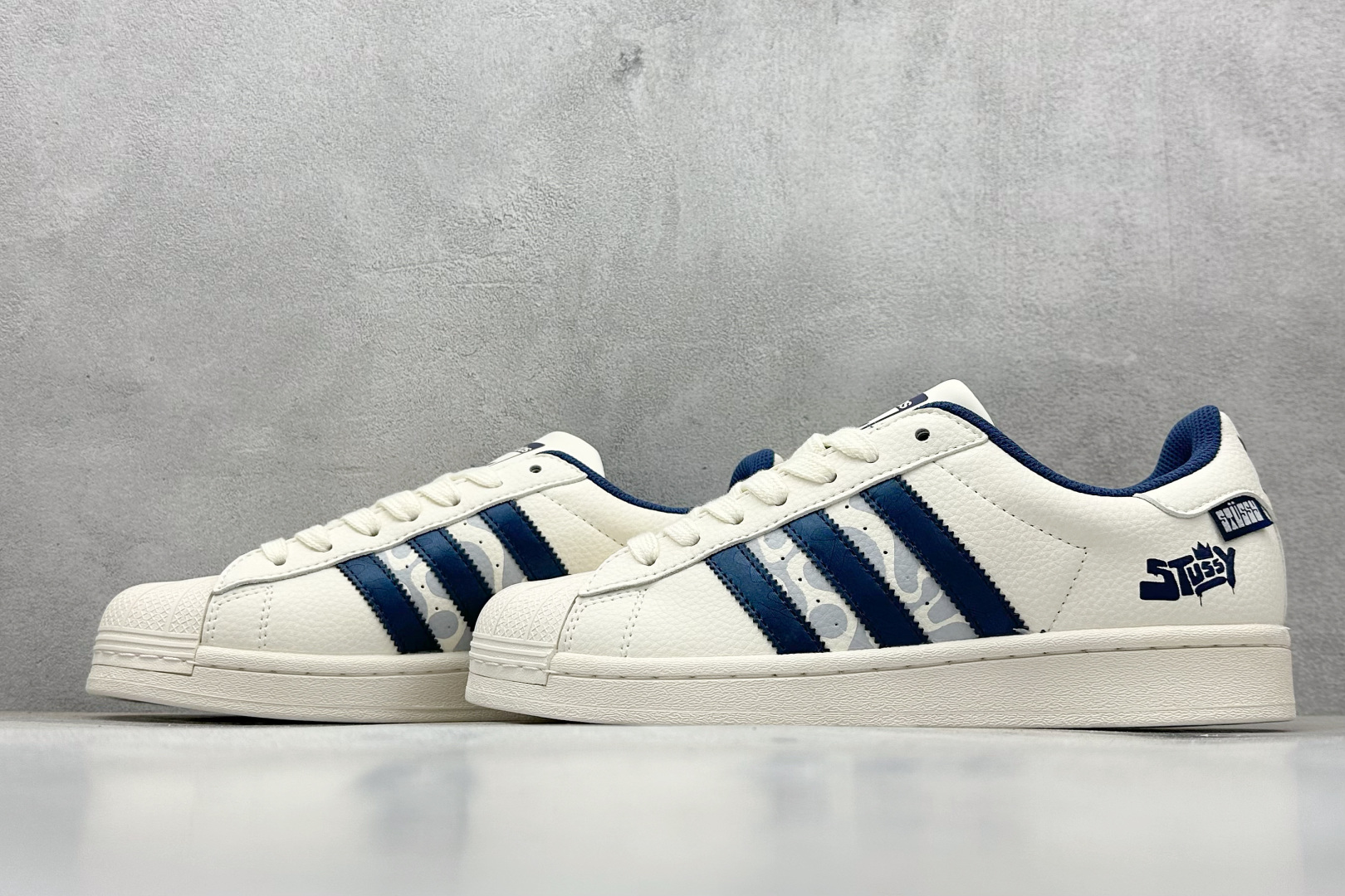 💰240
AD Originals Superstar x Stussy 白蓝
采用全新头层拼接皮革材质
后跟采用特色3D立体印字
渠道正品订单 诠释市场最高工艺水平
全鞋进口头层皮料打造
区别市面普通真标版本,进出专柜无压力
货号:HS3076
Size:36-45
编码:35