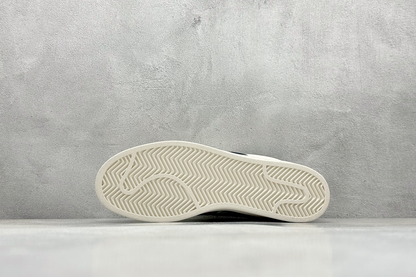 💰240
AD Originals Superstar x Stussy 白蓝
采用全新头层拼接皮革材质
后跟采用特色3D立体印字
渠道正品订单 诠释市场最高工艺水平
全鞋进口头层皮料打造
区别市面普通真标版本,进出专柜无压力
货号:HS3076
Size:36-45
编码:35