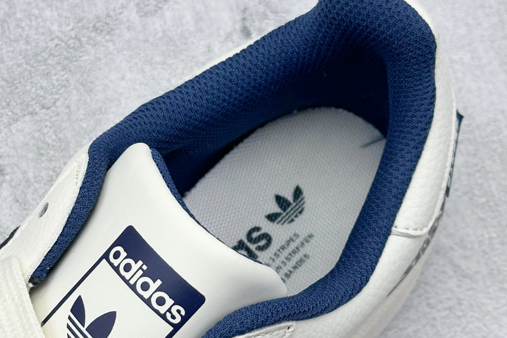 💰240
AD Originals Superstar x Stussy 白蓝
采用全新头层拼接皮革材质
后跟采用特色3D立体印字
渠道正品订单 诠释市场最高工艺水平
全鞋进口头层皮料打造
区别市面普通真标版本,进出专柜无压力
货号:HS3076
Size:36-45
编码:35