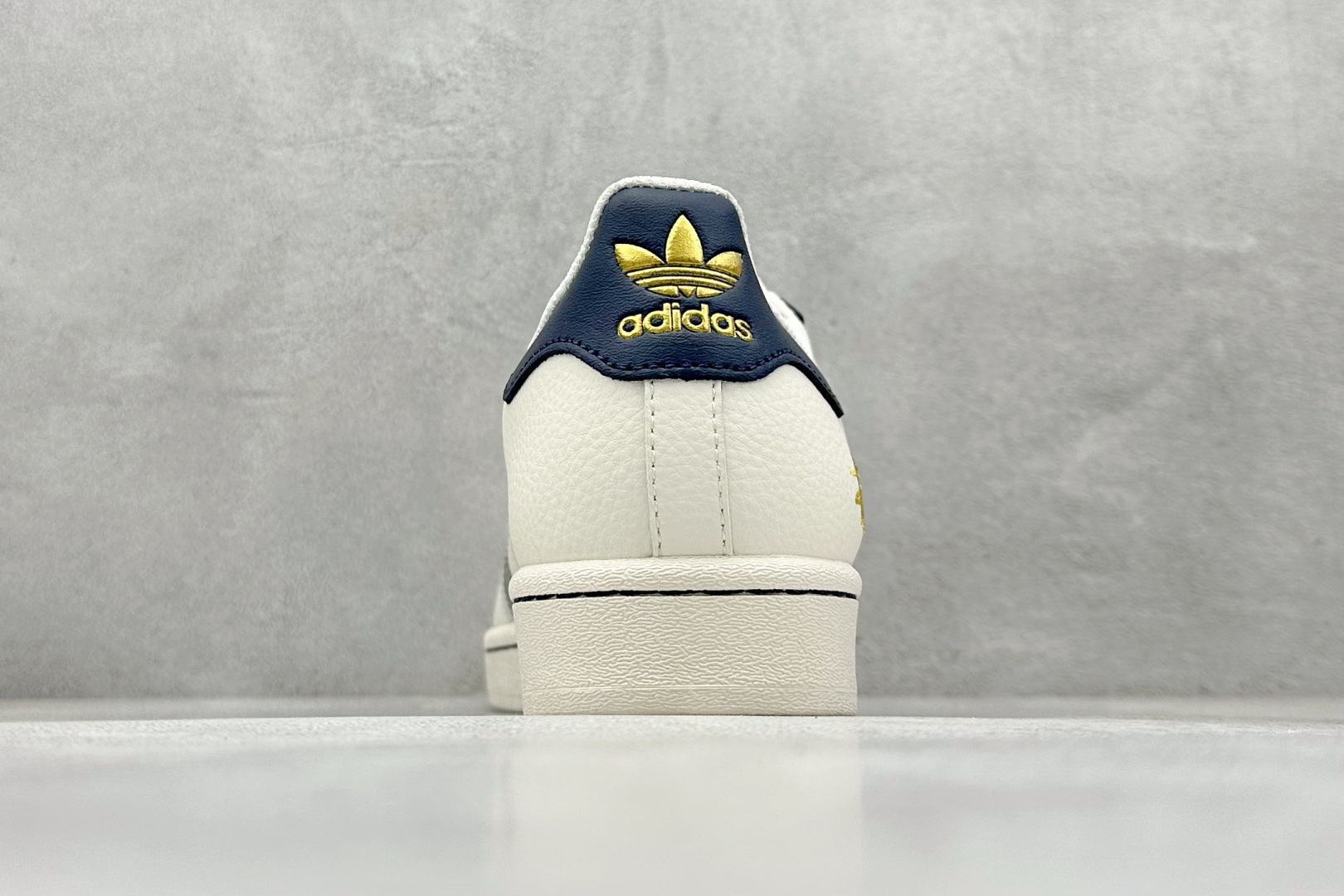 💰240
AD Originals Superstar x Stussy 白灰
采用全新头层拼接皮革材质
后跟采用特色3D立体印字
渠道正品订单 诠释市场最高工艺水平
全鞋进口头层皮料打造
区别市面普通真标版本,进出专柜无压力
货号:HS3082
Size:36-45
编码:35