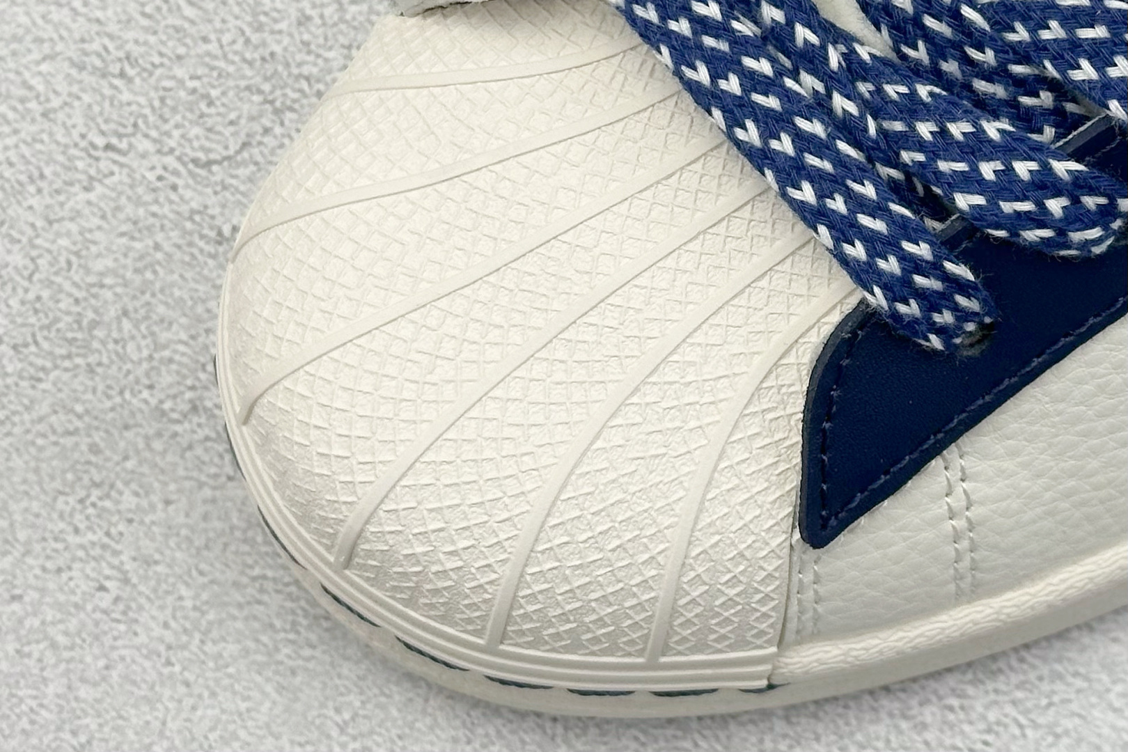 💰240
AD Originals Superstar x Stussy 白灰
采用全新头层拼接皮革材质
后跟采用特色3D立体印字
渠道正品订单 诠释市场最高工艺水平
全鞋进口头层皮料打造
区别市面普通真标版本,进出专柜无压力
货号:HS3082
Size:36-45
编码:35