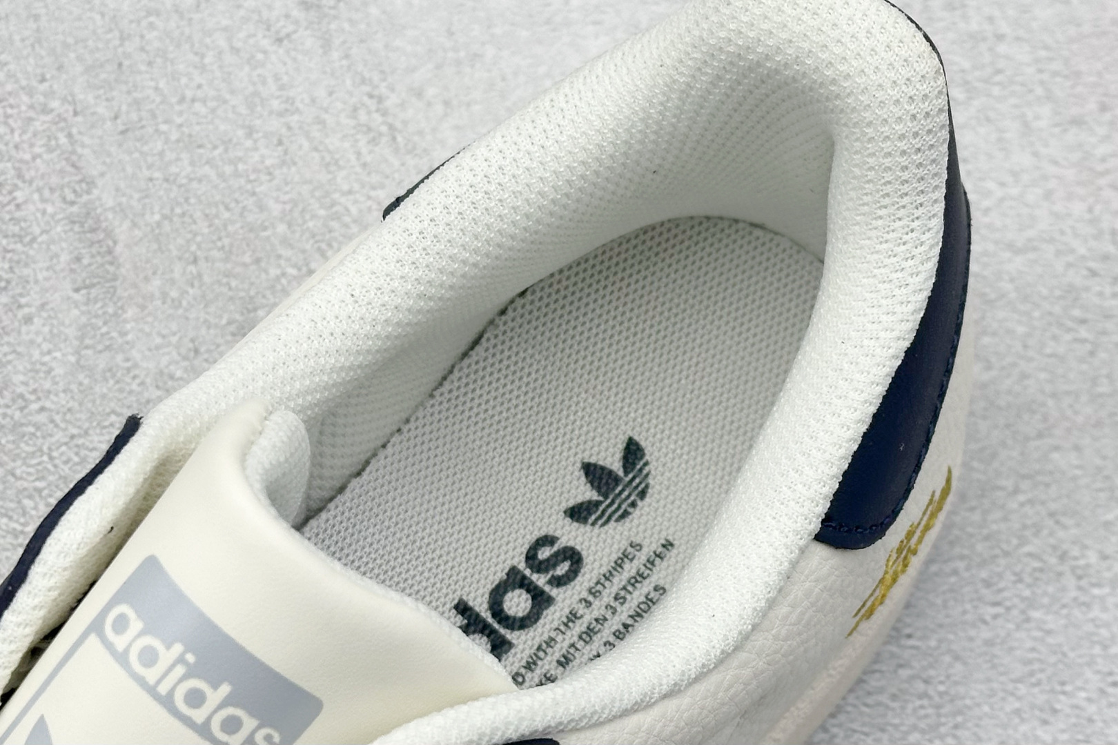 💰240
AD Originals Superstar x Stussy 白灰
采用全新头层拼接皮革材质
后跟采用特色3D立体印字
渠道正品订单 诠释市场最高工艺水平
全鞋进口头层皮料打造
区别市面普通真标版本,进出专柜无压力
货号:HS3082
Size:36-45
编码:35