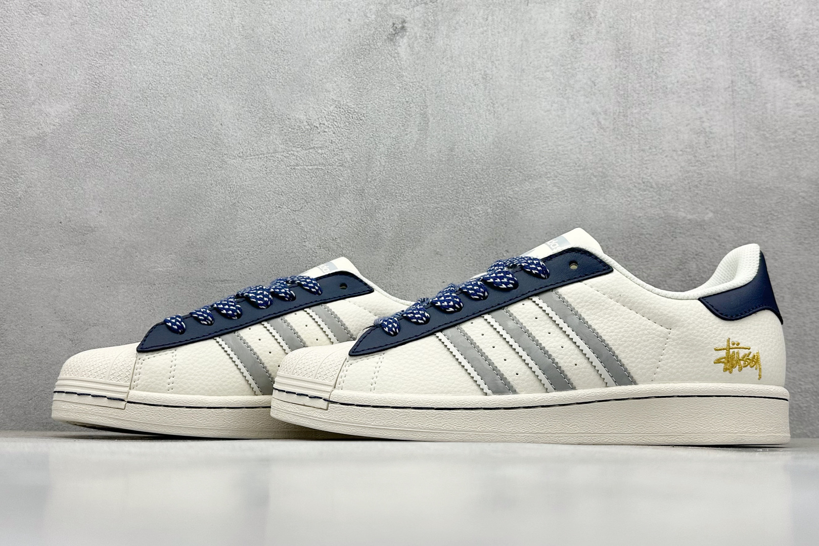 💰240
AD Originals Superstar x Stussy 白灰
采用全新头层拼接皮革材质
后跟采用特色3D立体印字
渠道正品订单 诠释市场最高工艺水平
全鞋进口头层皮料打造
区别市面普通真标版本,进出专柜无压力
货号:HS3082
Size:36-45
编码:35