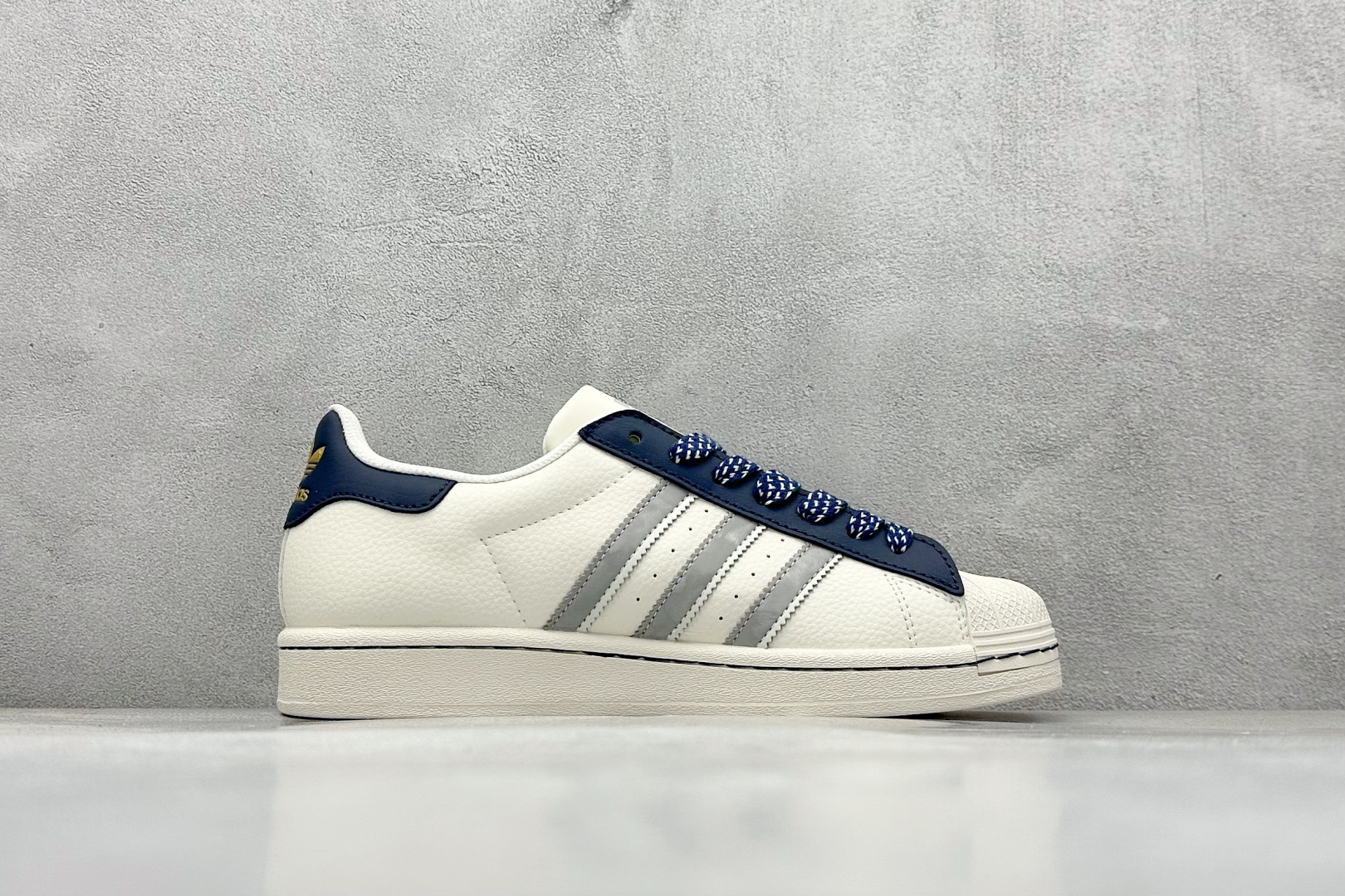 💰240
AD Originals Superstar x Stussy 白灰
采用全新头层拼接皮革材质
后跟采用特色3D立体印字
渠道正品订单 诠释市场最高工艺水平
全鞋进口头层皮料打造
区别市面普通真标版本,进出专柜无压力
货号:HS3082
Size:36-45
编码:35