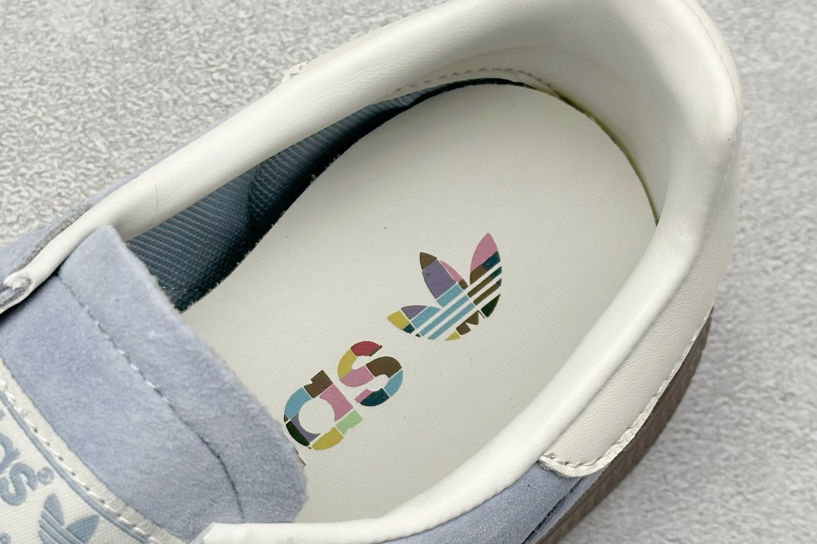 💰160
AD Handball Spezial 阿迪达斯经典款复古休闲板鞋
#原厂原档案开发出品 皮料切割干净无任何毛边 鞋型细节完美 超高清洁度
货号:KI5933
尺码:36 36.5 37 38 38.5 39 40 40.5 41 42 42.5 43 44 44.5 45
编码:28