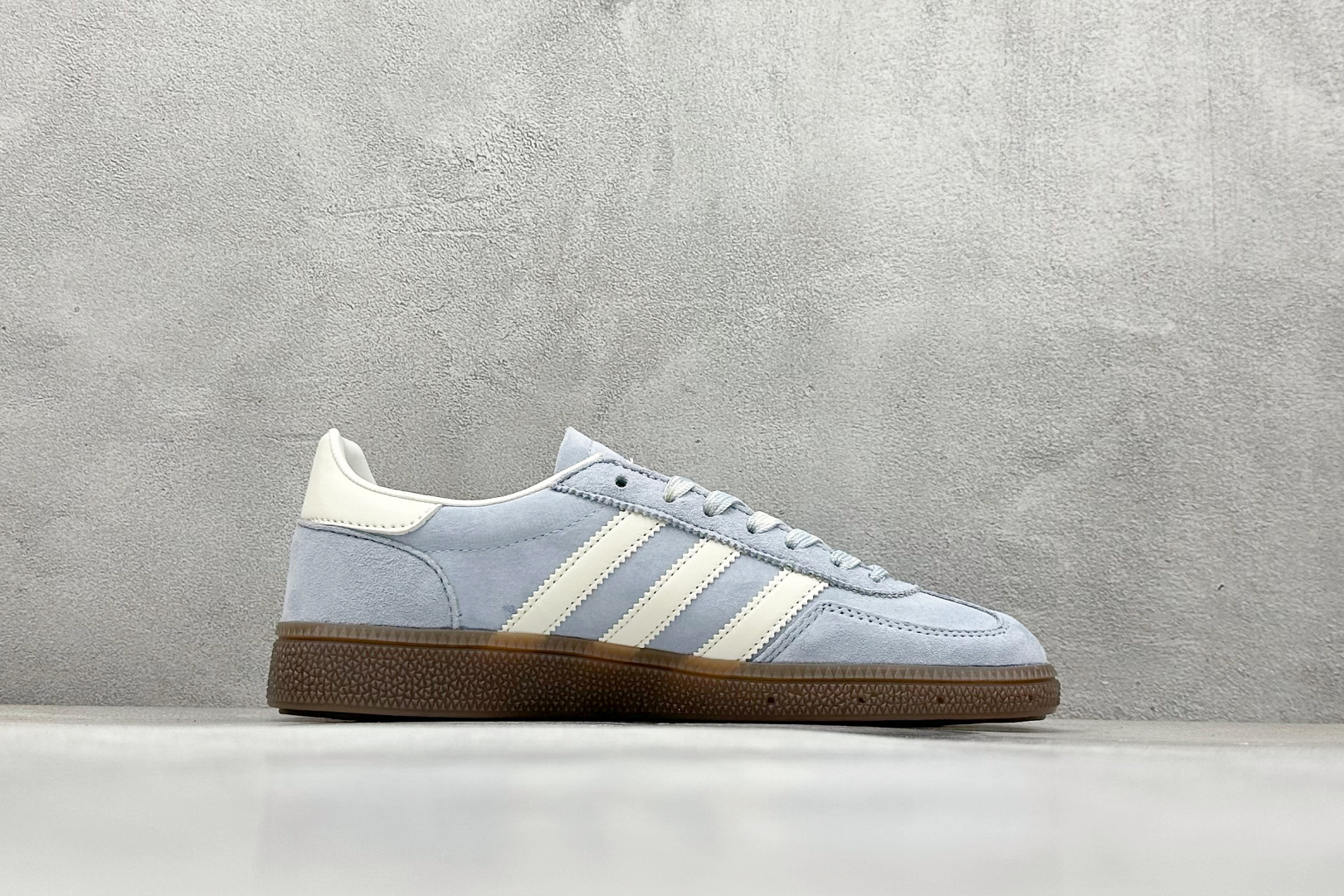 💰160
AD Handball Spezial 阿迪达斯经典款复古休闲板鞋
#原厂原档案开发出品 皮料切割干净无任何毛边 鞋型细节完美 超高清洁度
货号:KI5933
尺码:36 36.5 37 38 38.5 39 40 40.5 41 42 42.5 43 44 44.5 45
编码:28