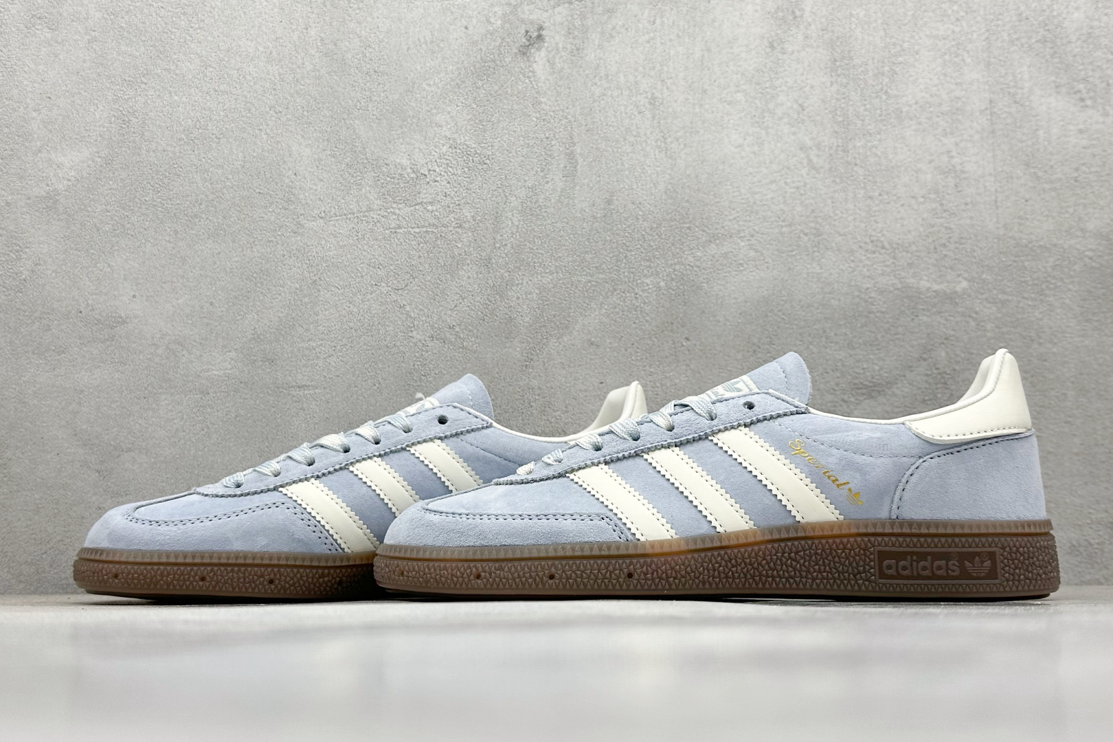 💰160
AD Handball Spezial 阿迪达斯经典款复古休闲板鞋
#原厂原档案开发出品 皮料切割干净无任何毛边 鞋型细节完美 超高清洁度
货号:KI5933
尺码:36 36.5 37 38 38.5 39 40 40.5 41 42 42.5 43 44 44.5 45
编码:28