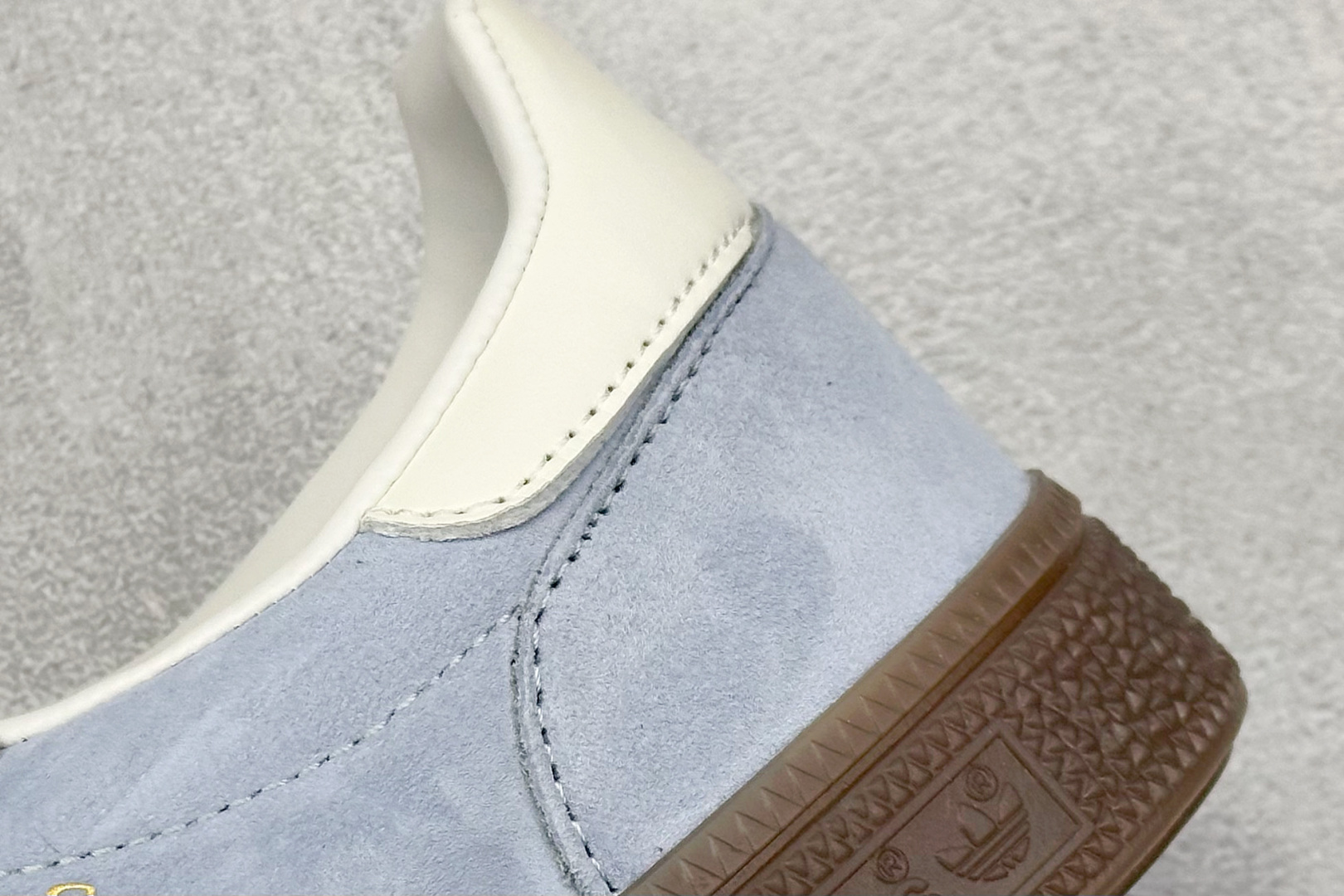 💰160
AD Handball Spezial 阿迪达斯经典款复古休闲板鞋
#原厂原档案开发出品 皮料切割干净无任何毛边 鞋型细节完美 超高清洁度
货号:KI5933
尺码:36 36.5 37 38 38.5 39 40 40.5 41 42 42.5 43 44 44.5 45
编码:28