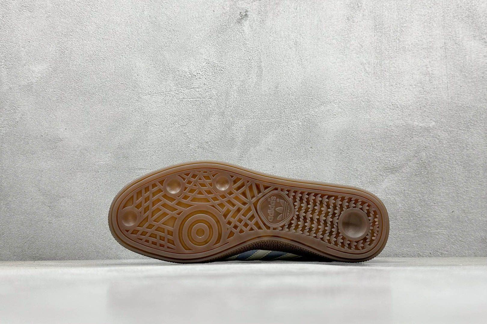 💰160
AD Handball Spezial 阿迪达斯经典款复古休闲板鞋
#原厂原档案开发出品 皮料切割干净无任何毛边 鞋型细节完美 超高清洁度
货号:KI5933
尺码:36 36.5 37 38 38.5 39 40 40.5 41 42 42.5 43 44 44.5 45
编码:28