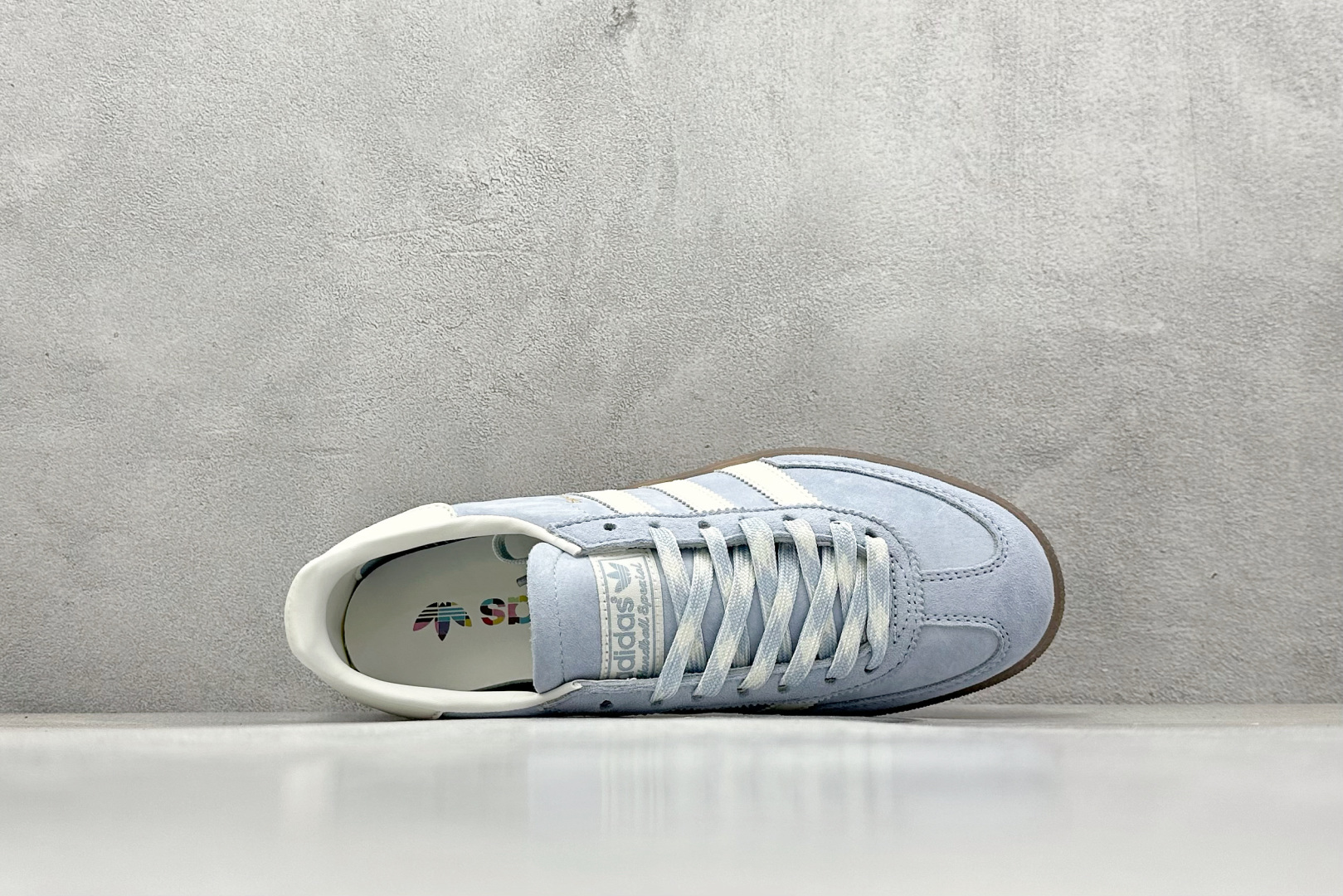 💰160
AD Handball Spezial 阿迪达斯经典款复古休闲板鞋
#原厂原档案开发出品 皮料切割干净无任何毛边 鞋型细节完美 超高清洁度
货号:KI5933
尺码:36 36.5 37 38 38.5 39 40 40.5 41 42 42.5 43 44 44.5 45
编码:28
