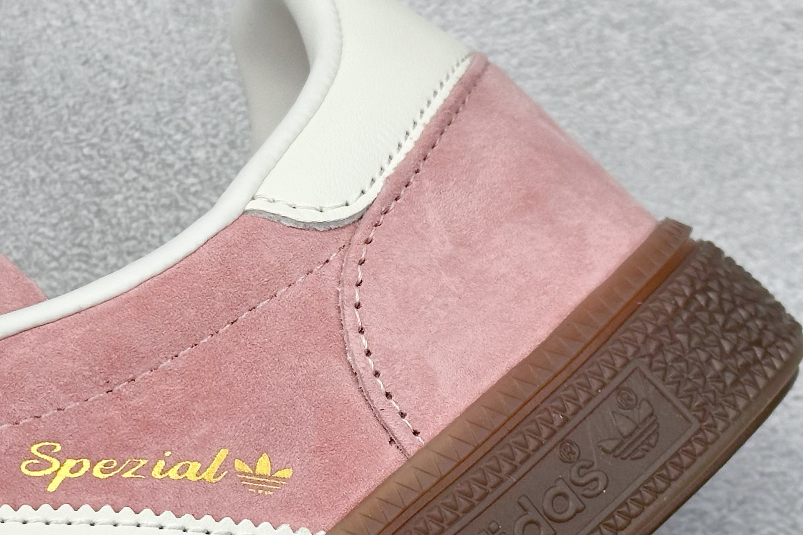 💰160
AD Handball Spezial 阿迪达斯经典款复古休闲板鞋
#原厂原档案开发出品 皮料切割干净无任何毛边 鞋型细节完美 超高清洁度
货号:KJ6305
尺码:36 36.5 37 38 38.5 39 40 40.5 41 42 42.5 43 44 44.5 45
编码:28