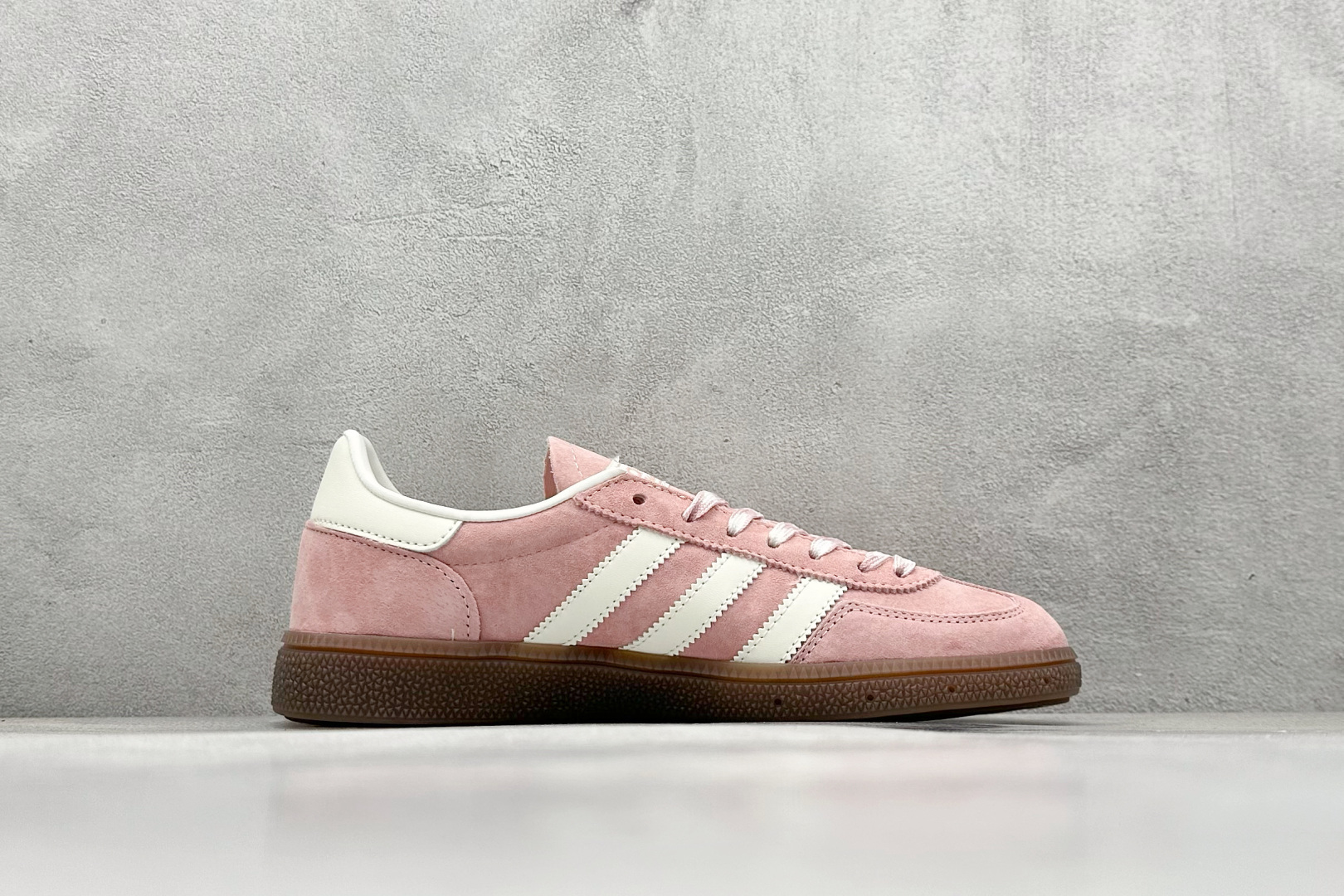 💰160
AD Handball Spezial 阿迪达斯经典款复古休闲板鞋
#原厂原档案开发出品 皮料切割干净无任何毛边 鞋型细节完美 超高清洁度
货号:KJ6305
尺码:36 36.5 37 38 38.5 39 40 40.5 41 42 42.5 43 44 44.5 45
编码:28