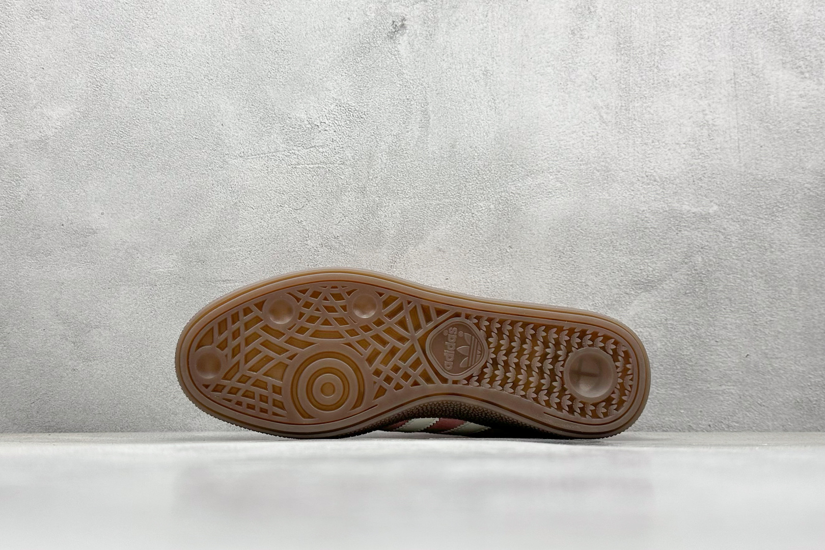 💰160
AD Handball Spezial 阿迪达斯经典款复古休闲板鞋
#原厂原档案开发出品 皮料切割干净无任何毛边 鞋型细节完美 超高清洁度
货号:KJ6305
尺码:36 36.5 37 38 38.5 39 40 40.5 41 42 42.5 43 44 44.5 45
编码:28
