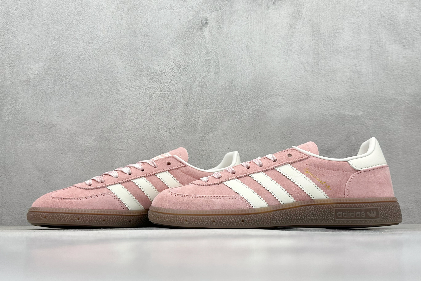 💰160
AD Handball Spezial 阿迪达斯经典款复古休闲板鞋
#原厂原档案开发出品 皮料切割干净无任何毛边 鞋型细节完美 超高清洁度
货号:KJ6305
尺码:36 36.5 37 38 38.5 39 40 40.5 41 42 42.5 43 44 44.5 45
编码:28