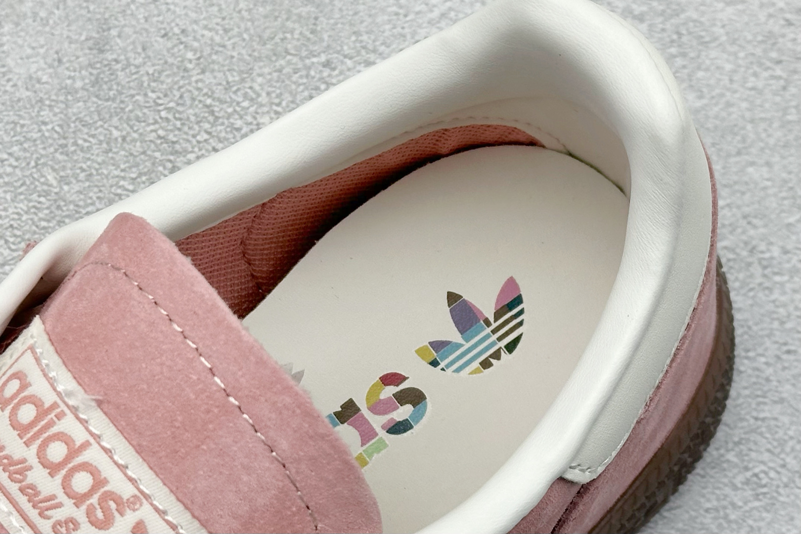 💰160
AD Handball Spezial 阿迪达斯经典款复古休闲板鞋
#原厂原档案开发出品 皮料切割干净无任何毛边 鞋型细节完美 超高清洁度
货号:KJ6305
尺码:36 36.5 37 38 38.5 39 40 40.5 41 42 42.5 43 44 44.5 45
编码:28