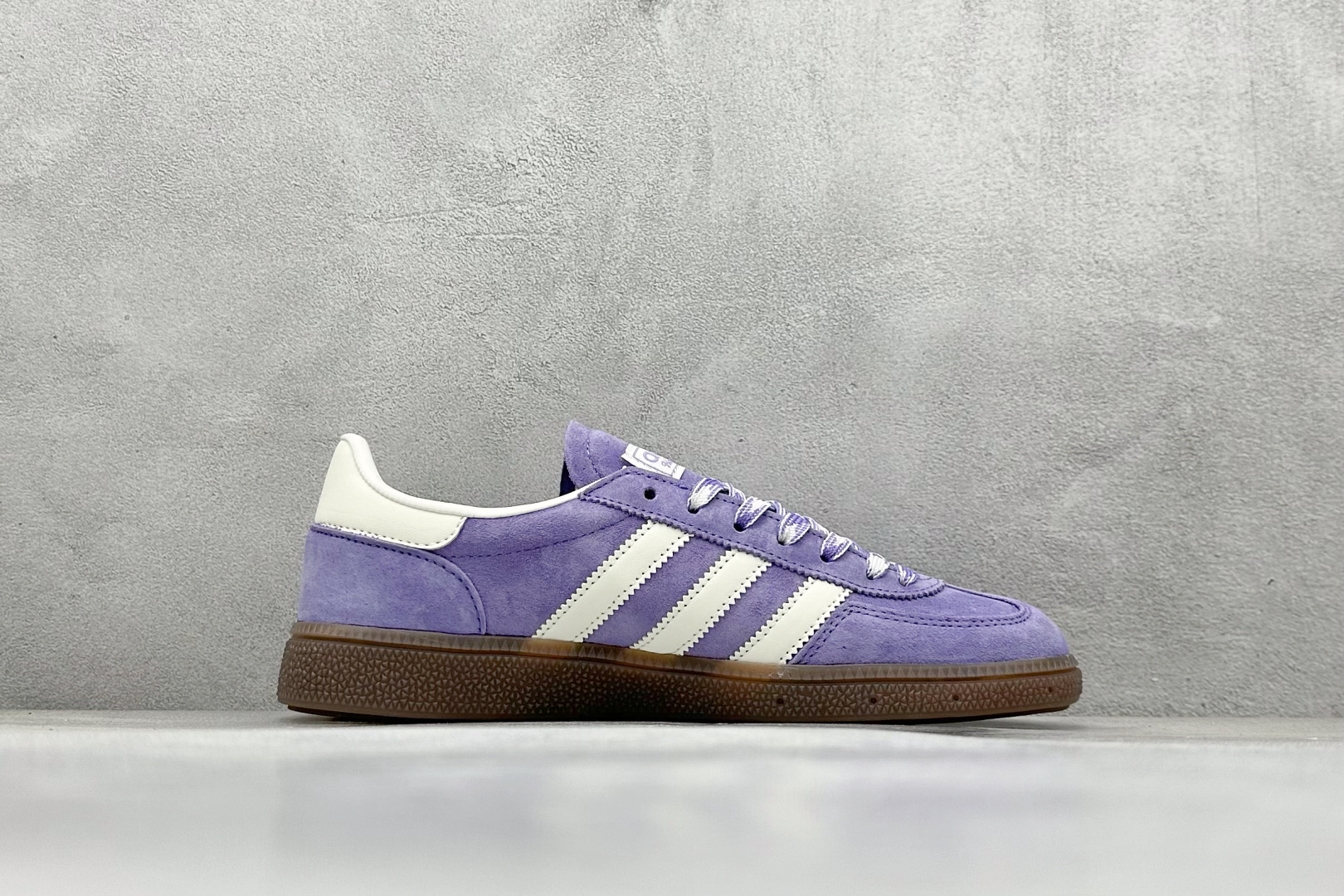 💰160
AD Handball Spezial 阿迪达斯经典款复古休闲板鞋
#原厂原档案开发出品 皮料切割干净无任何毛边 鞋型细节完美 超高清洁度
货号:KI5935
尺码:36 36.5 37 38 38.5 39 40 40.5 41 42 42.5 43 44 44.5 45
编码:28