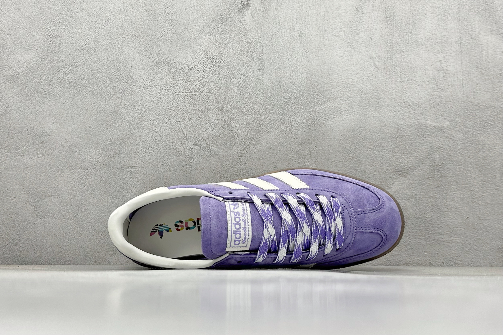 💰160
AD Handball Spezial 阿迪达斯经典款复古休闲板鞋
#原厂原档案开发出品 皮料切割干净无任何毛边 鞋型细节完美 超高清洁度
货号:KI5935
尺码:36 36.5 37 38 38.5 39 40 40.5 41 42 42.5 43 44 44.5 45
编码:28