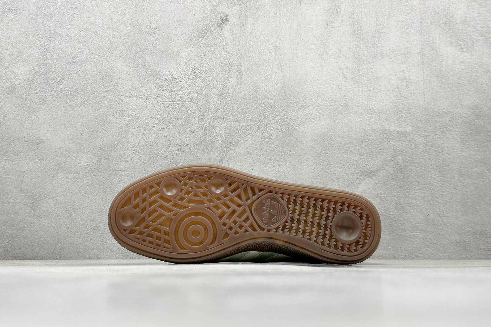 💰160
AD Handball Spezial 阿迪达斯经典款复古休闲板鞋
#原厂原档案开发出品 皮料切割干净无任何毛边 鞋型细节完美 超高清洁度
货号:KI5932
尺码:36 36.5 37 38 38.5 39 40 40.5 41 42 42.5 43 44 44.5 45
编码:28