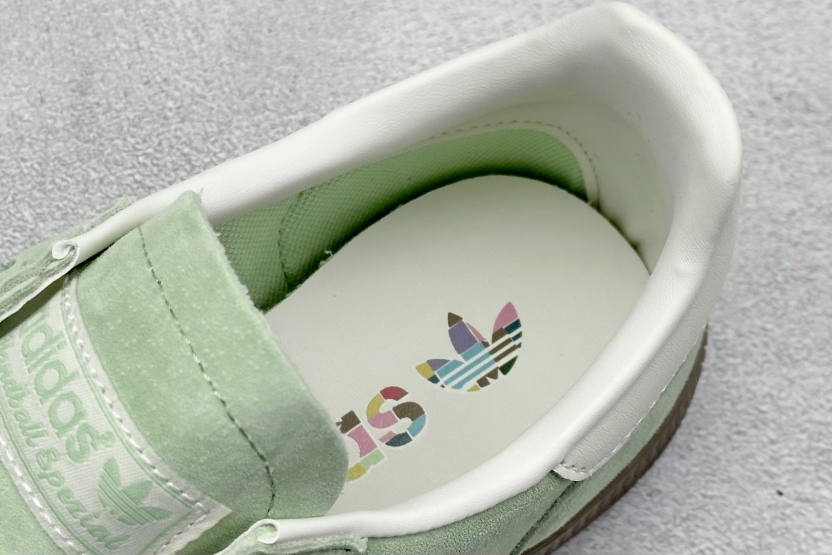 💰160
AD Handball Spezial 阿迪达斯经典款复古休闲板鞋
#原厂原档案开发出品 皮料切割干净无任何毛边 鞋型细节完美 超高清洁度
货号:KI5932
尺码:36 36.5 37 38 38.5 39 40 40.5 41 42 42.5 43 44 44.5 45
编码:28