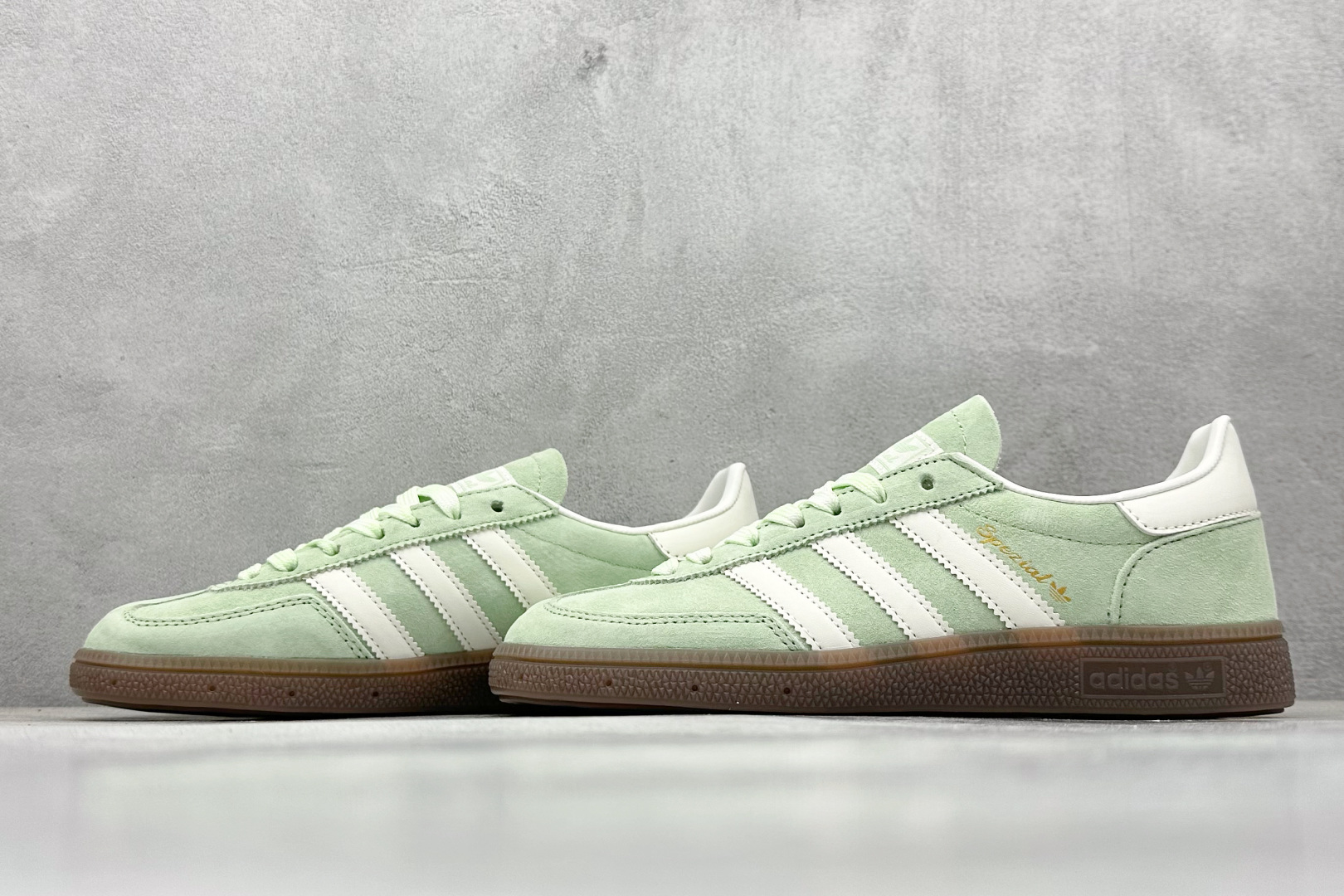 💰160
AD Handball Spezial 阿迪达斯经典款复古休闲板鞋
#原厂原档案开发出品 皮料切割干净无任何毛边 鞋型细节完美 超高清洁度
货号:KI5932
尺码:36 36.5 37 38 38.5 39 40 40.5 41 42 42.5 43 44 44.5 45
编码:28